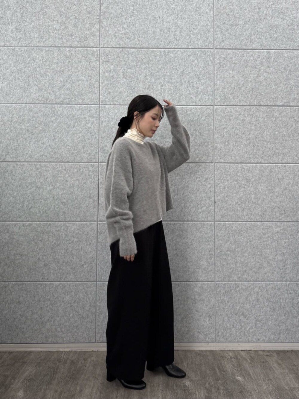 ブラック系のその他パンツ、グレー系のニット/セーター、ホワイト系のTシャツ/カットソーを着用したレディースの秋コーディネートの7枚目の写真