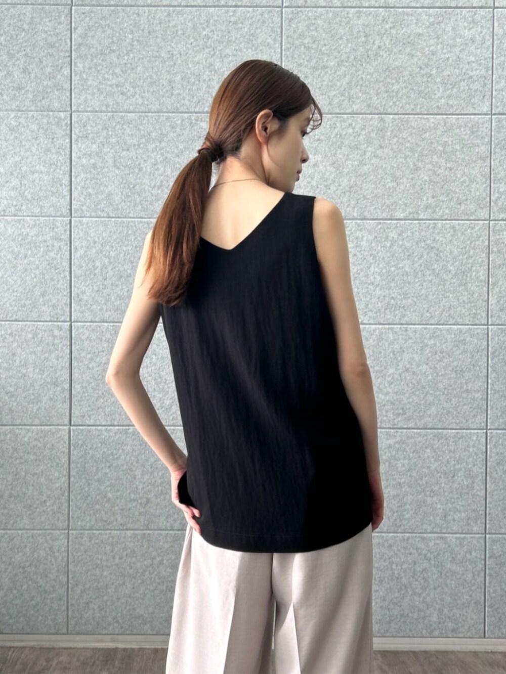 ブラック系のシャツ/ブラウス、グレー系のその他パンツを着用したレディースの夏コーディネートの5枚目の写真