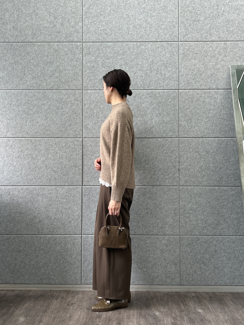 ホワイト系のシャツ/ブラウス、ベージュ系のニット/セーター、ブラウン系のその他パンツを着用したレディースの秋コーディネートの5枚目の写真
