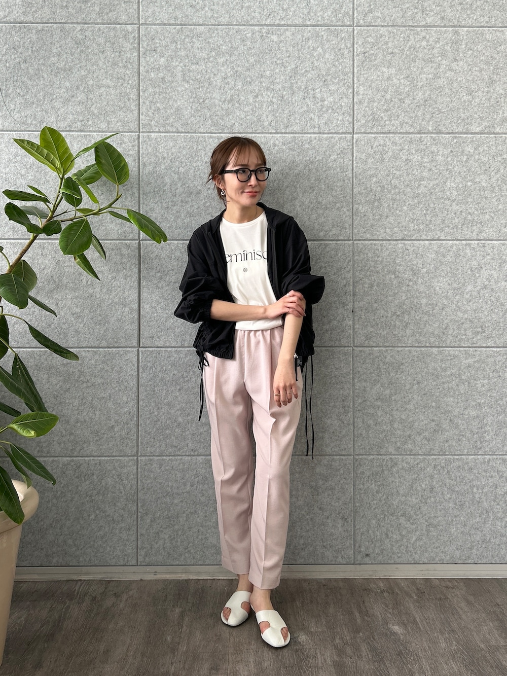 ブラック系のブルゾン、ホワイト系のTシャツ/カットソーを着用したレディースの春コーディネートの3枚目の写真