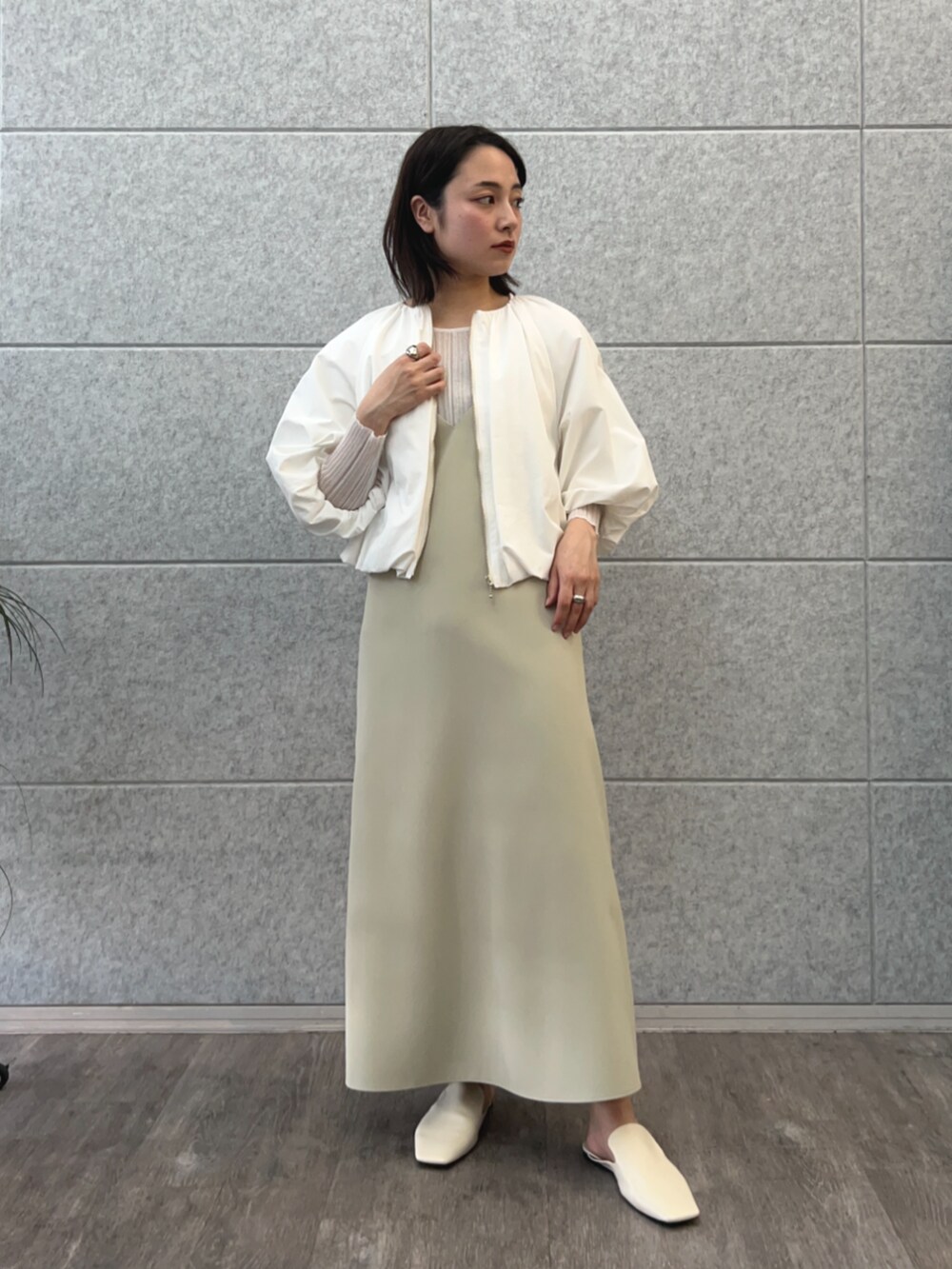 ホワイト系のTシャツ/カットソー、ベージュ系のワンピース、ホワイト系のブルゾンを着用したレディースの春コーディネートの2枚目の写真