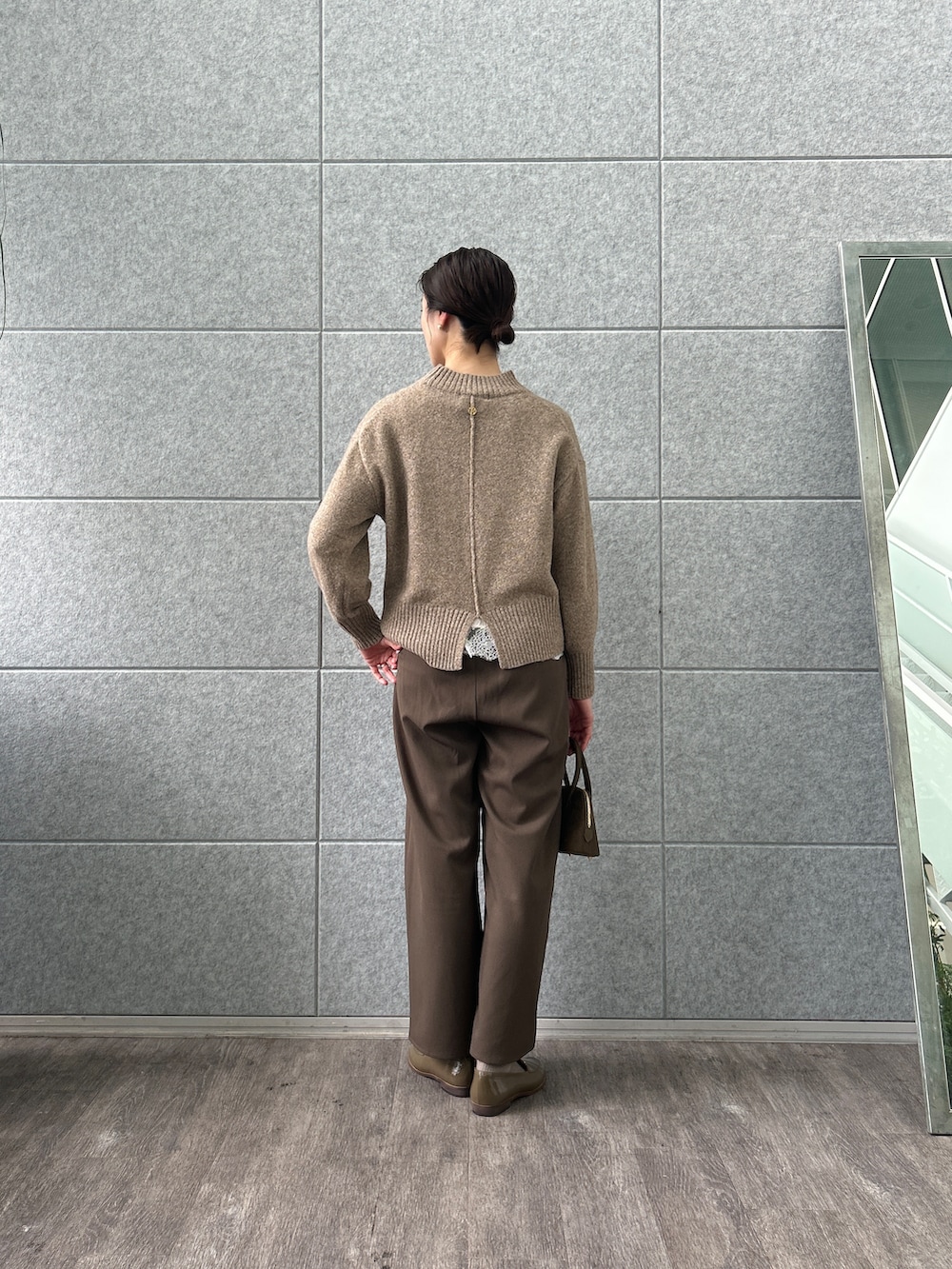 ホワイト系のシャツ/ブラウス、ベージュ系のニット/セーター、ブラウン系のその他パンツを着用したレディースの秋コーディネートの4枚目の写真