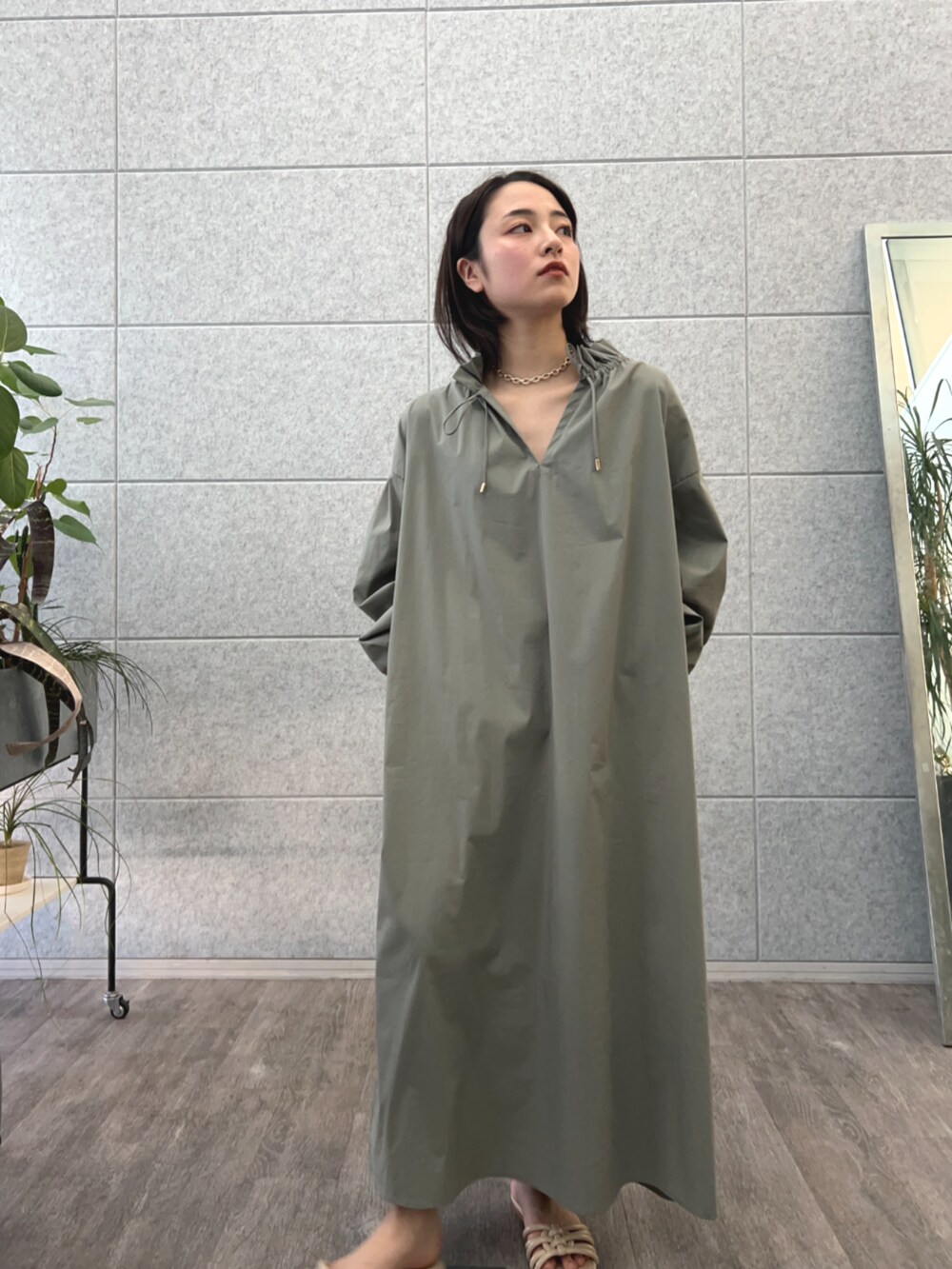 グリーン系のワンピースを着用したレディースの春コーディネートの5枚目の写真