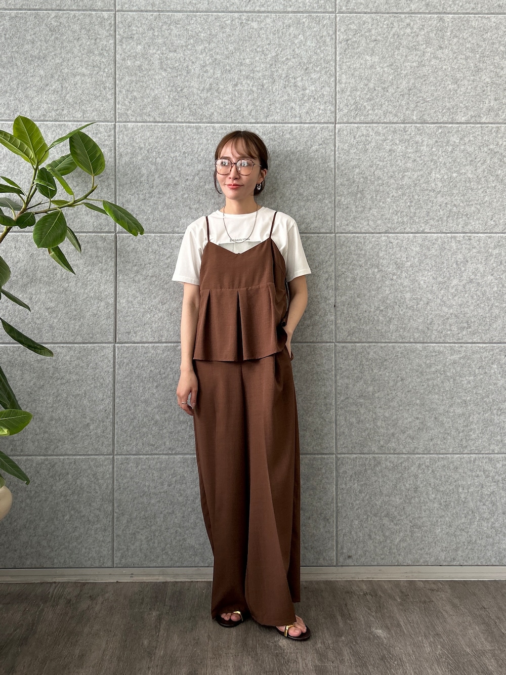 ブラウン系のサロペット/オーバーオール、ホワイト系のTシャツ/カットソーを着用したレディースの春コーディネートの7枚目の写真