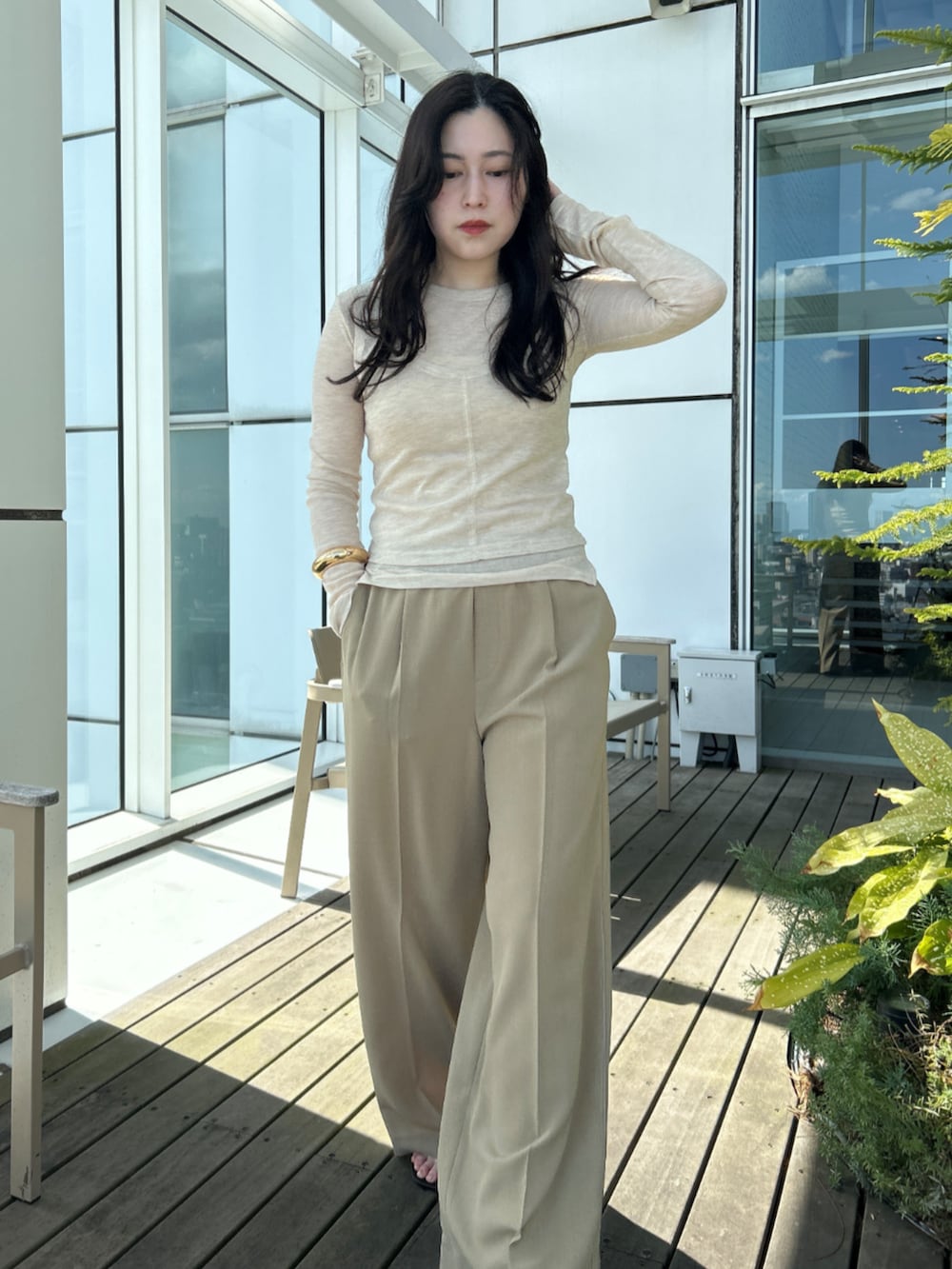 「大人カジュアル、レイヤードスタイル、シンプルコーデ、淡色コーデ、大人かわいい、おでかけコーデ、リラックススタイル、春服コーデ、シースルー、シンプル・ベーシック、休日スタイル、Tシャツ、パンツスタイル、ベージュ、ootd」｜「cloencの【手洗い可】2WAYレイヤードプルオーバー（その他トップス、ベージュ系）」を使った、cloencさん（レディース・157cm）の春コーディネートの3枚目の写真