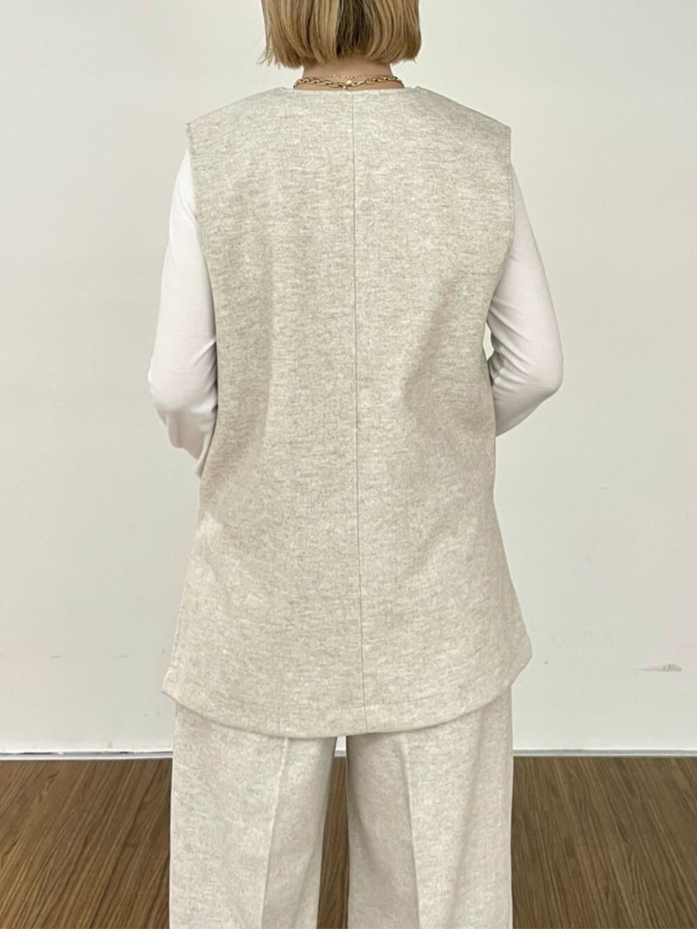 ホワイト系のTシャツ/カットソー、ベージュ系のベスト、ベージュ系のその他パンツを着用したレディースの秋コーディネートの9枚目の写真