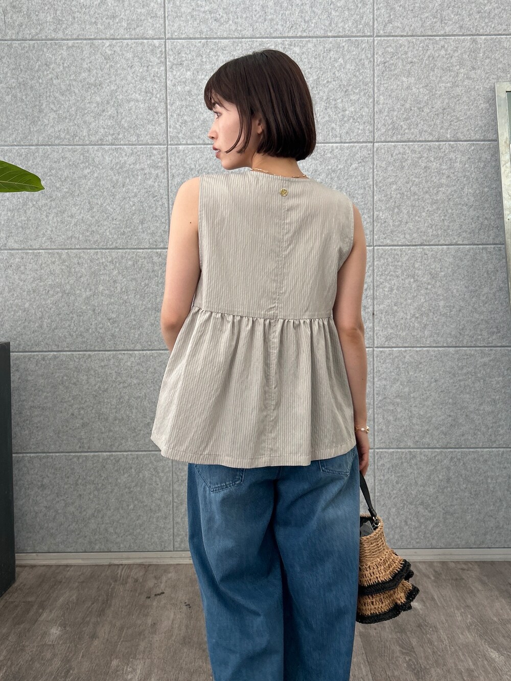 グレー系のシャツ/ブラウス、ブルー系のデニムパンツを着用したレディースの夏コーディネートの6枚目の写真