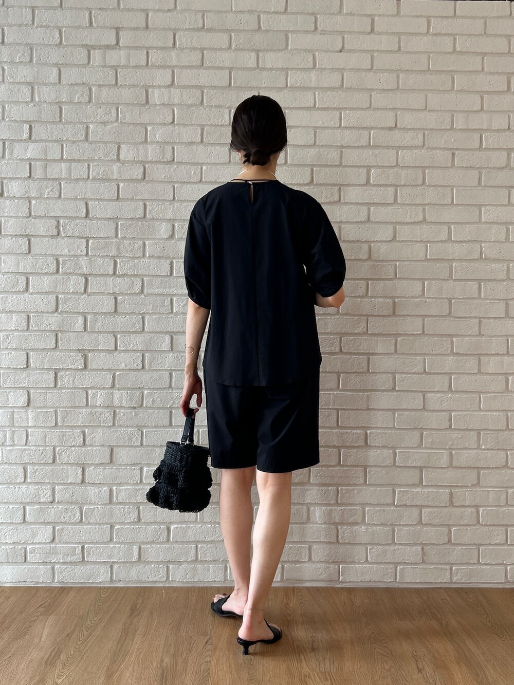 ブラック系のシャツ/ブラウス、ブラック系のその他パンツを着用したレディースの春コーディネートの4枚目の写真