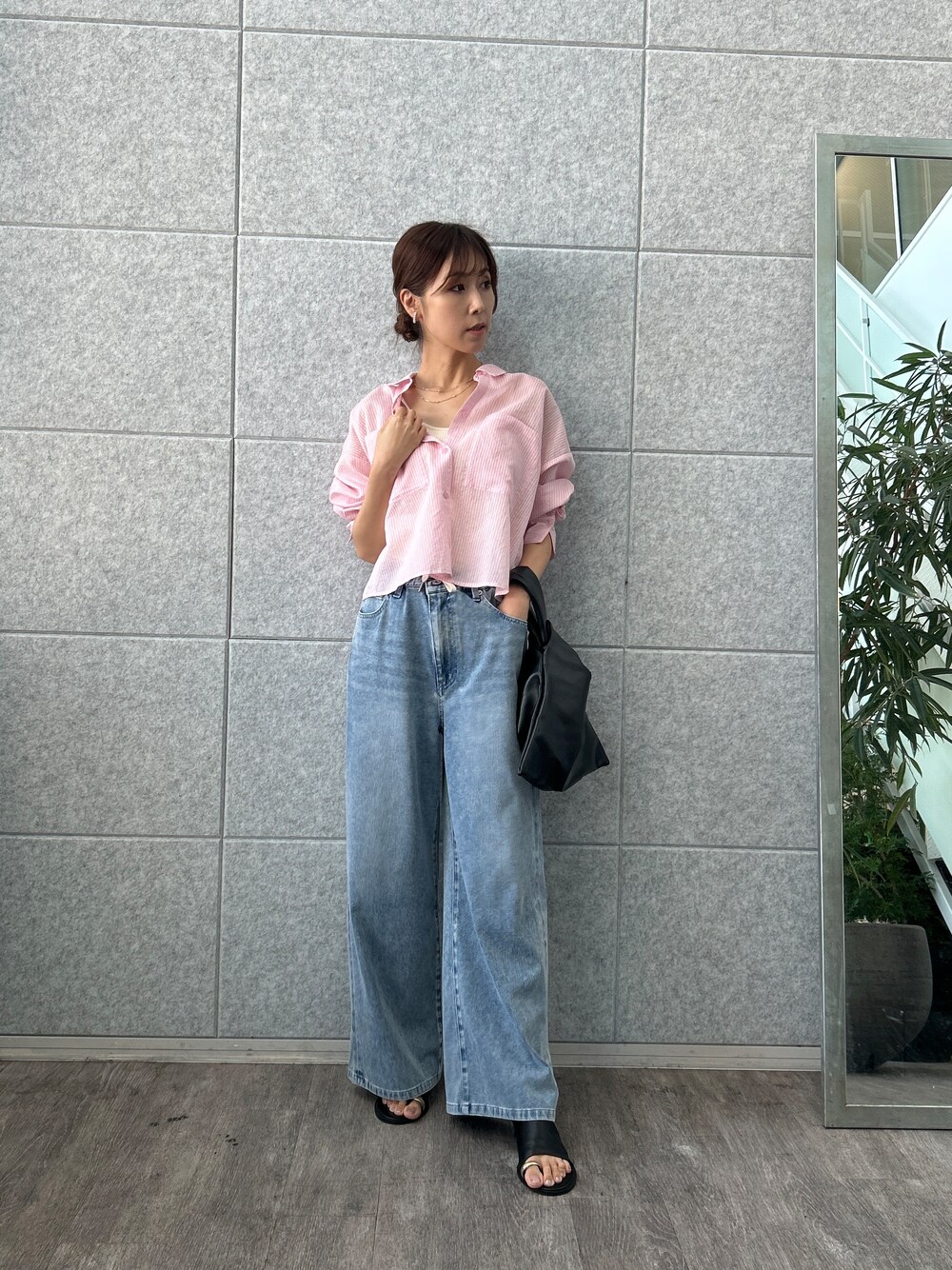 ピンク系のシャツ/ブラウスを着用したレディースの夏コーディネートの2枚目の写真