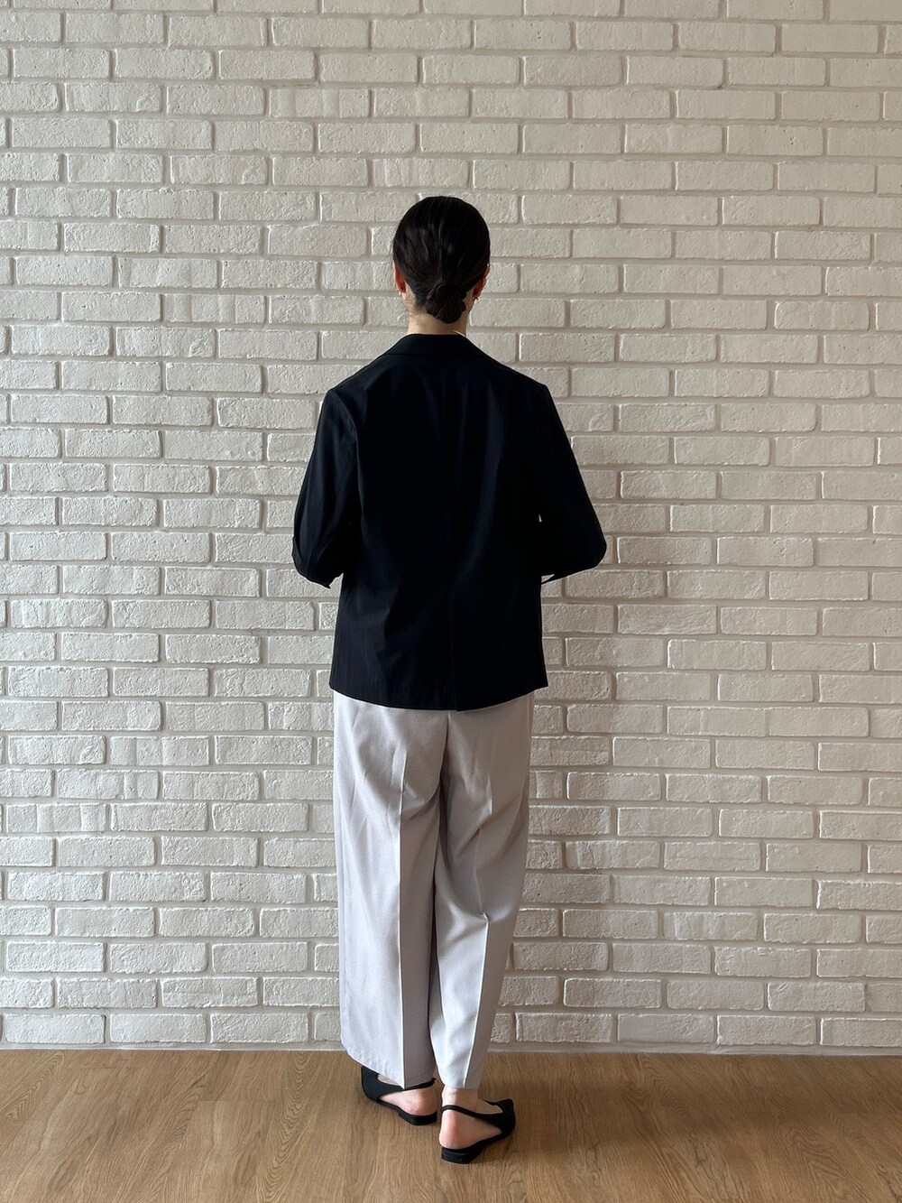 グレー系のサロペット/オーバーオール、ブラック系のテーラードジャケットを着用したレディースの春コーディネートの4枚目の写真