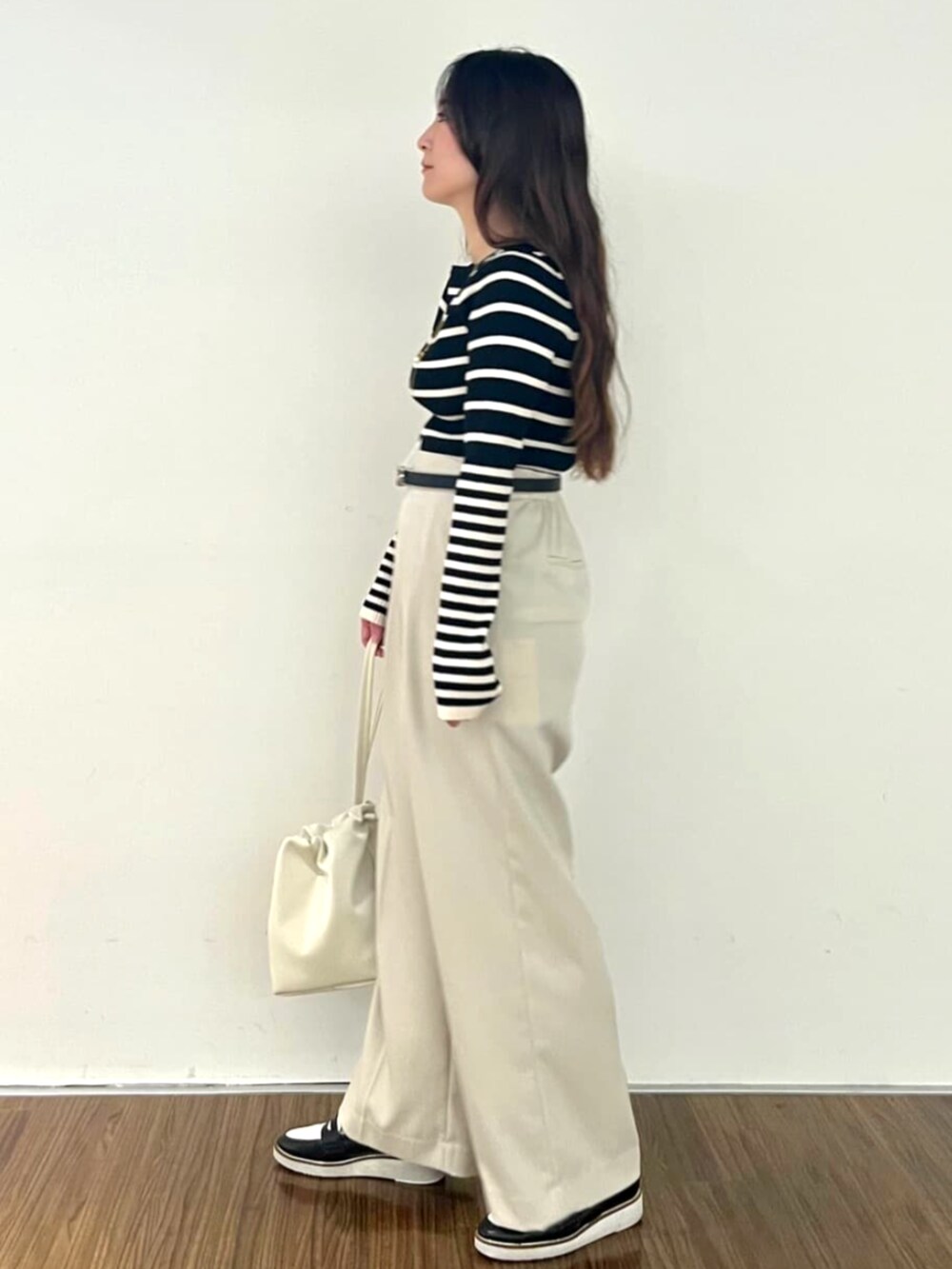 ブラック系のニット/セーター、ベージュ系のその他パンツを着用したレディースの秋コーディネートの4枚目の写真