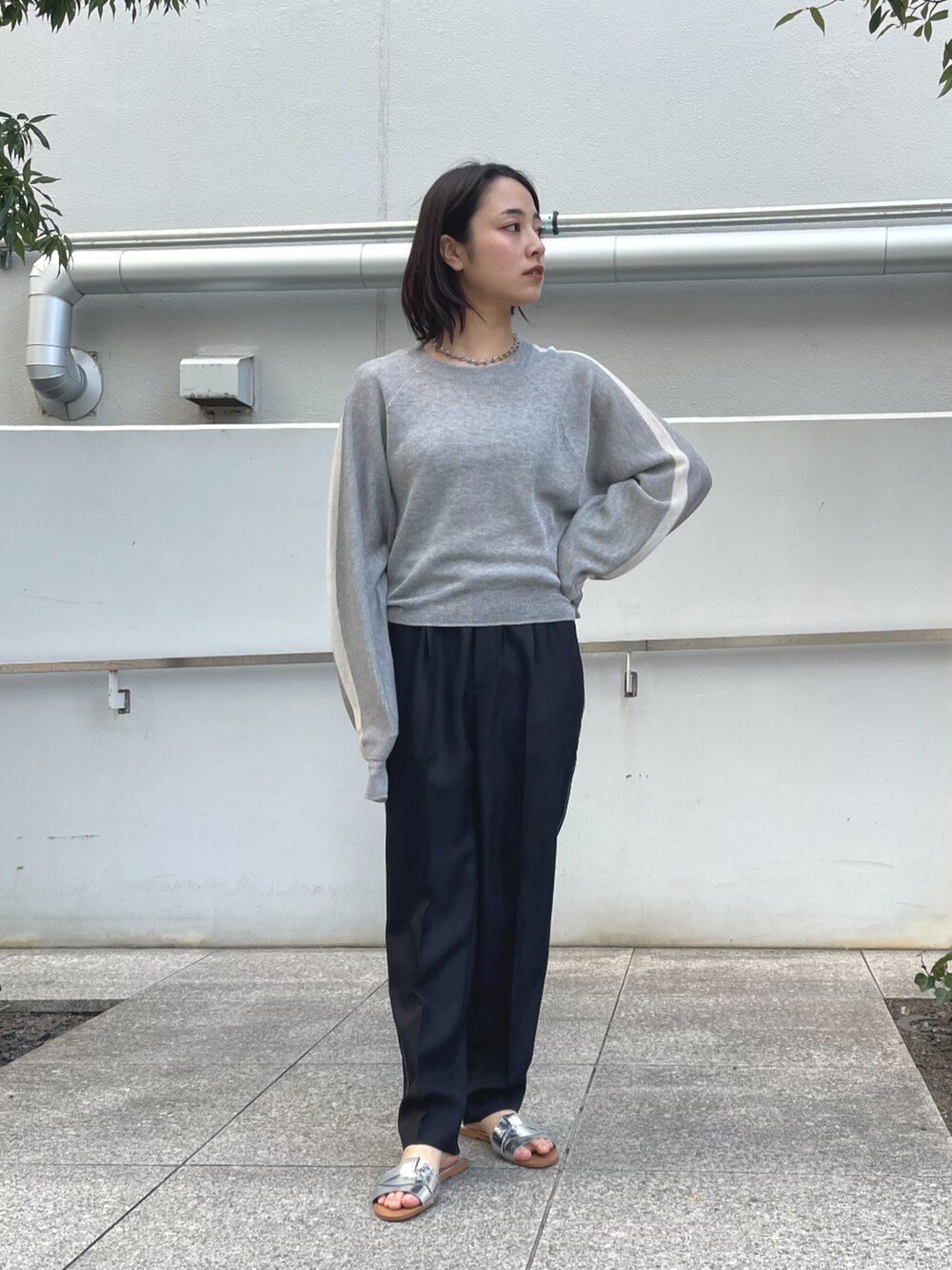 ブラック系のその他パンツ、グレー系のニット/セーターを着用したレディースの春コーディネートの2枚目の写真