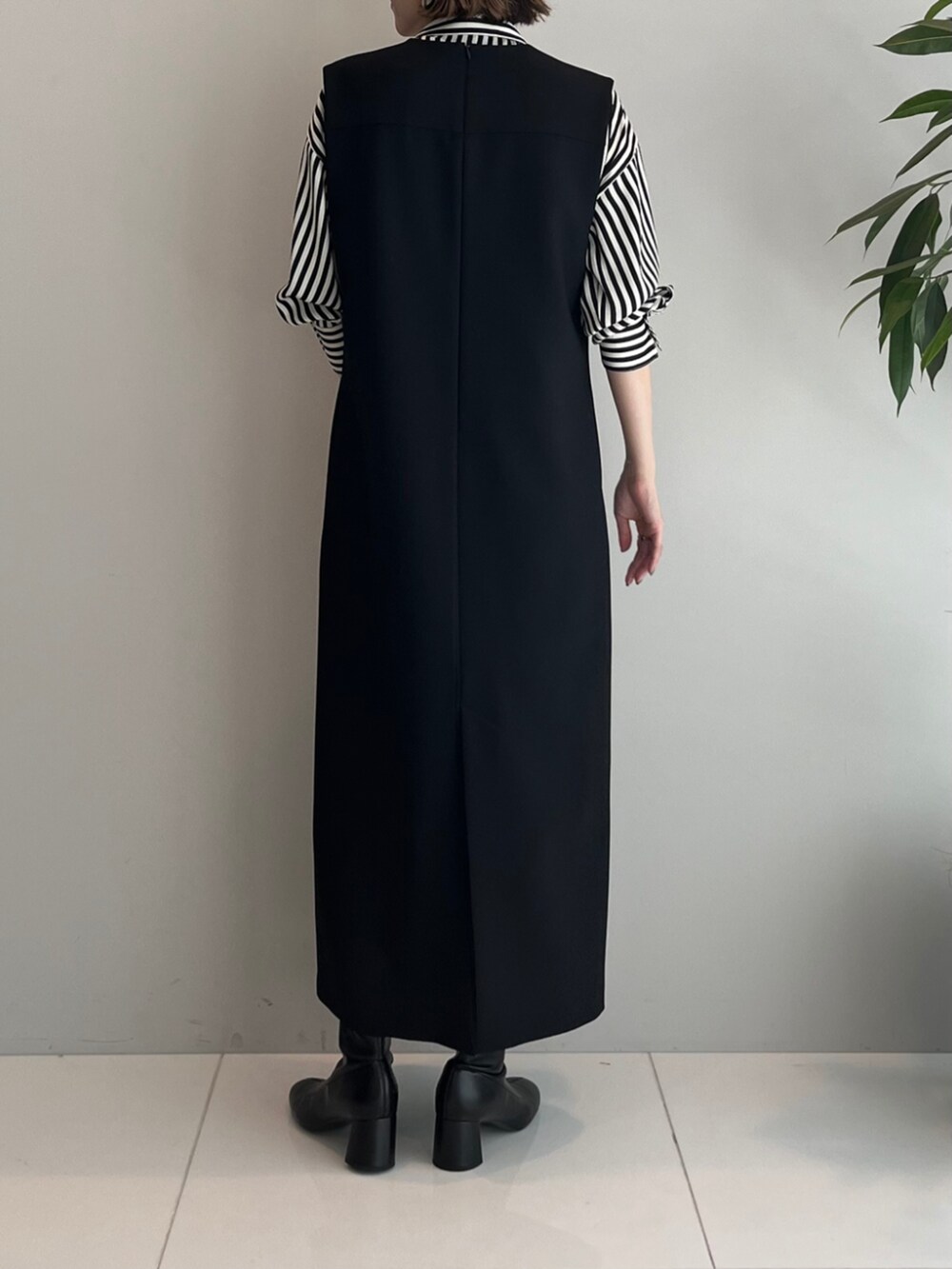 ブラック系のワンピース、ブラック系のシャツ/ブラウスを着用したレディースの秋コーディネートの5枚目の写真