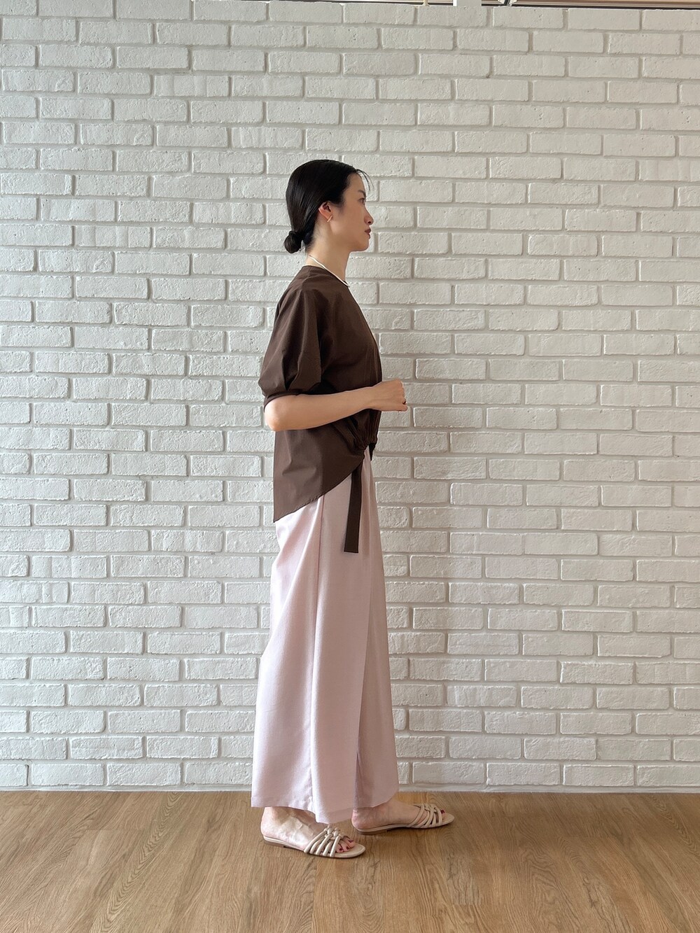 ブラウン系のシャツ/ブラウス、ピンク系のその他パンツを着用したレディースの春コーディネートの3枚目の写真