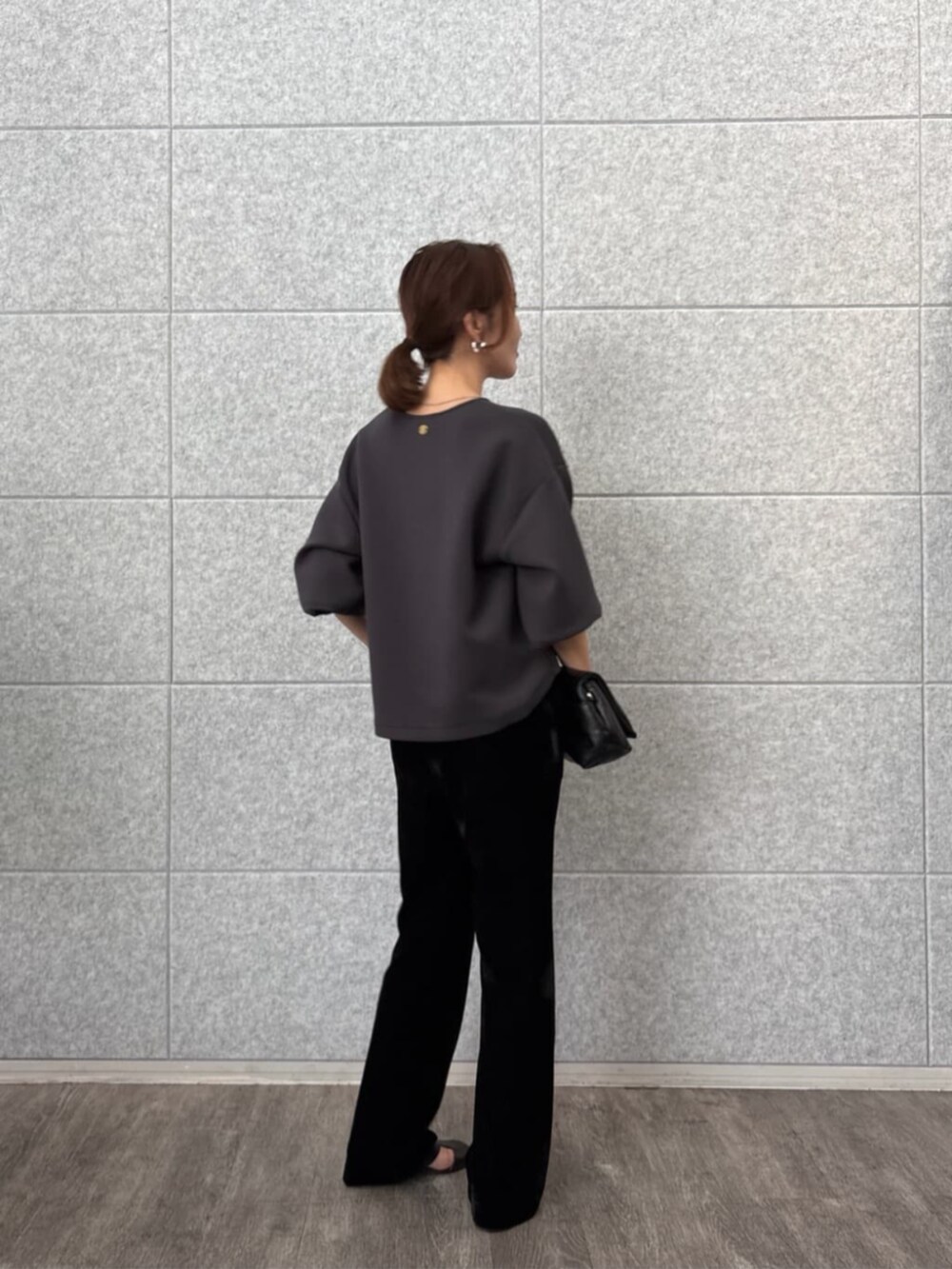 ブラック系のその他パンツ、グレー系のTシャツ/カットソーを着用したレディースの秋コーディネートの4枚目の写真