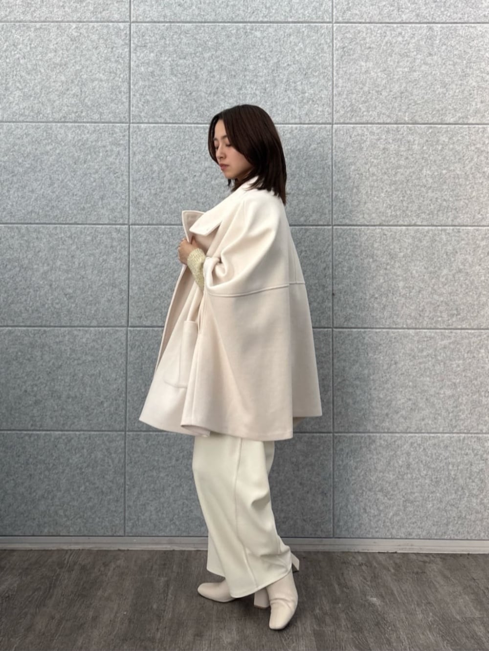 ホワイト系のその他パンツ、ホワイト系のその他アウター、ゴールド系のニット/セーターを着用したレディースの秋コーディネートの6枚目の写真