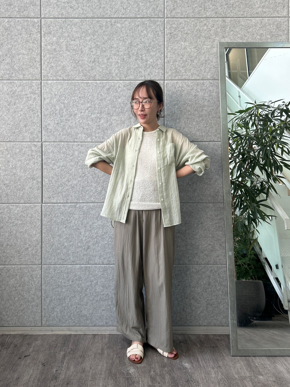 グリーン系のシャツ/ブラウス、グリーン系のその他パンツを着用したレディースの夏コーディネートの2枚目の写真