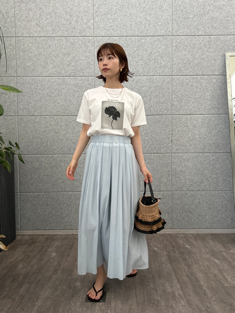ブルー系のその他パンツを着用したレディースの夏コーディネートの3枚目の写真