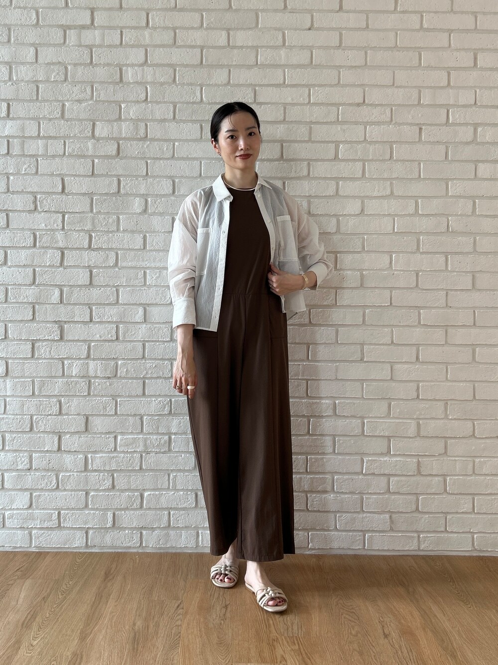 ホワイト系のシャツ/ブラウス、ブラウン系のサロペット/オーバーオールを着用したレディースの春コーディネートの2枚目の写真