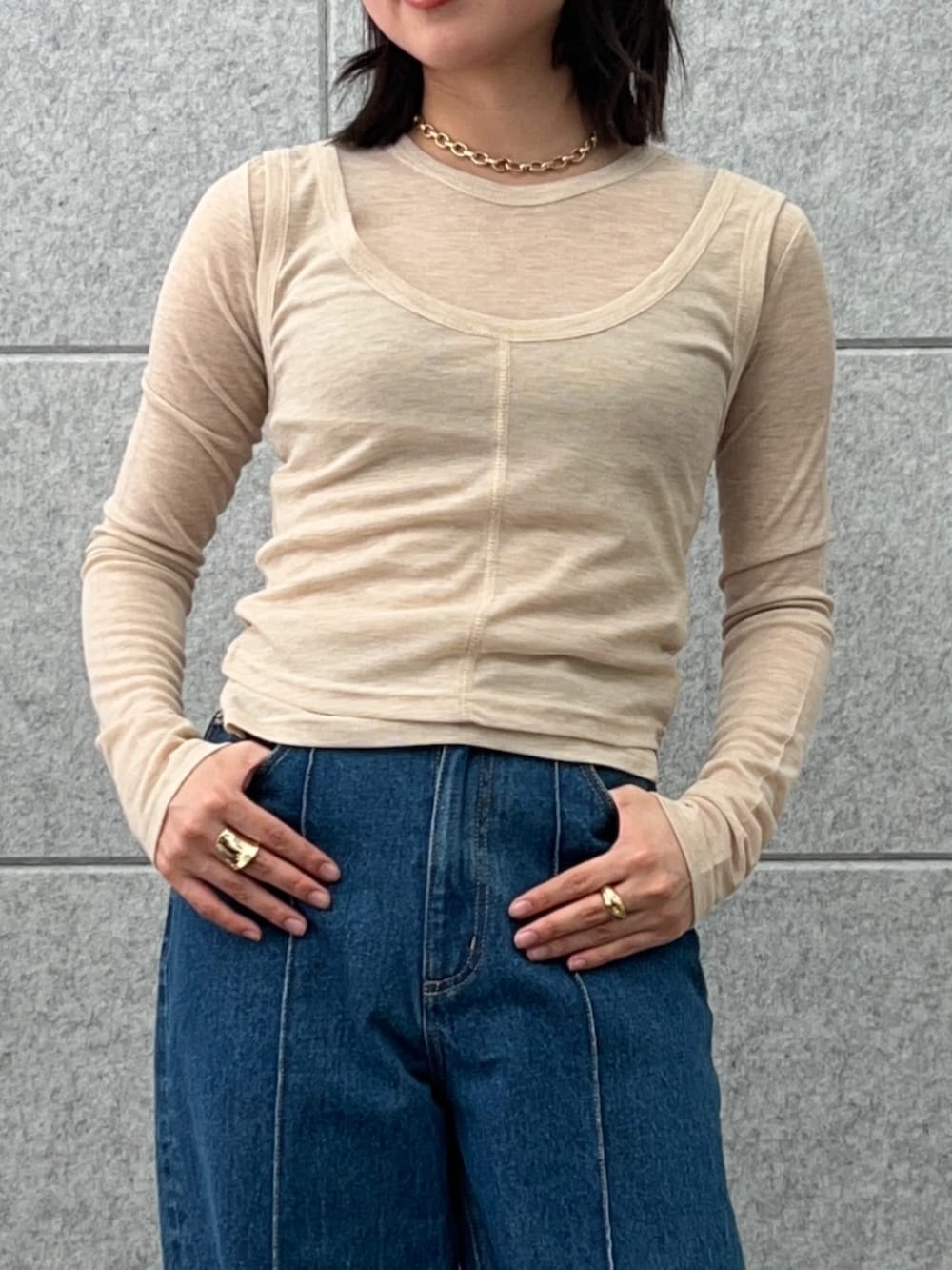 「ロンT、シアートップス、春服、大人かわいい、大人女子、デニムコーデ、大人カジュアルコーデ、お出かけコーデ、休日スタイル、デニム、カジュアルスタイル、ラクチンコーデ」｜「cloencの【美脚パンツ】コットンデニムワイドパンツ（デニムパンツ、ブルー系）」を使った、cloencさん（レディース・158cm）の春コーディネートの6枚目の写真
