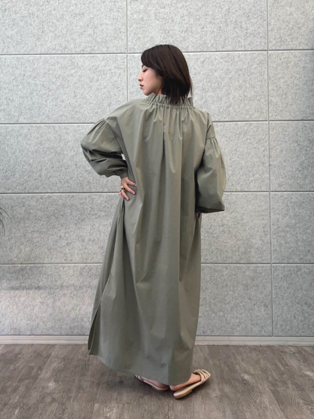 グリーン系のワンピースを着用したレディースの春コーディネートの4枚目の写真