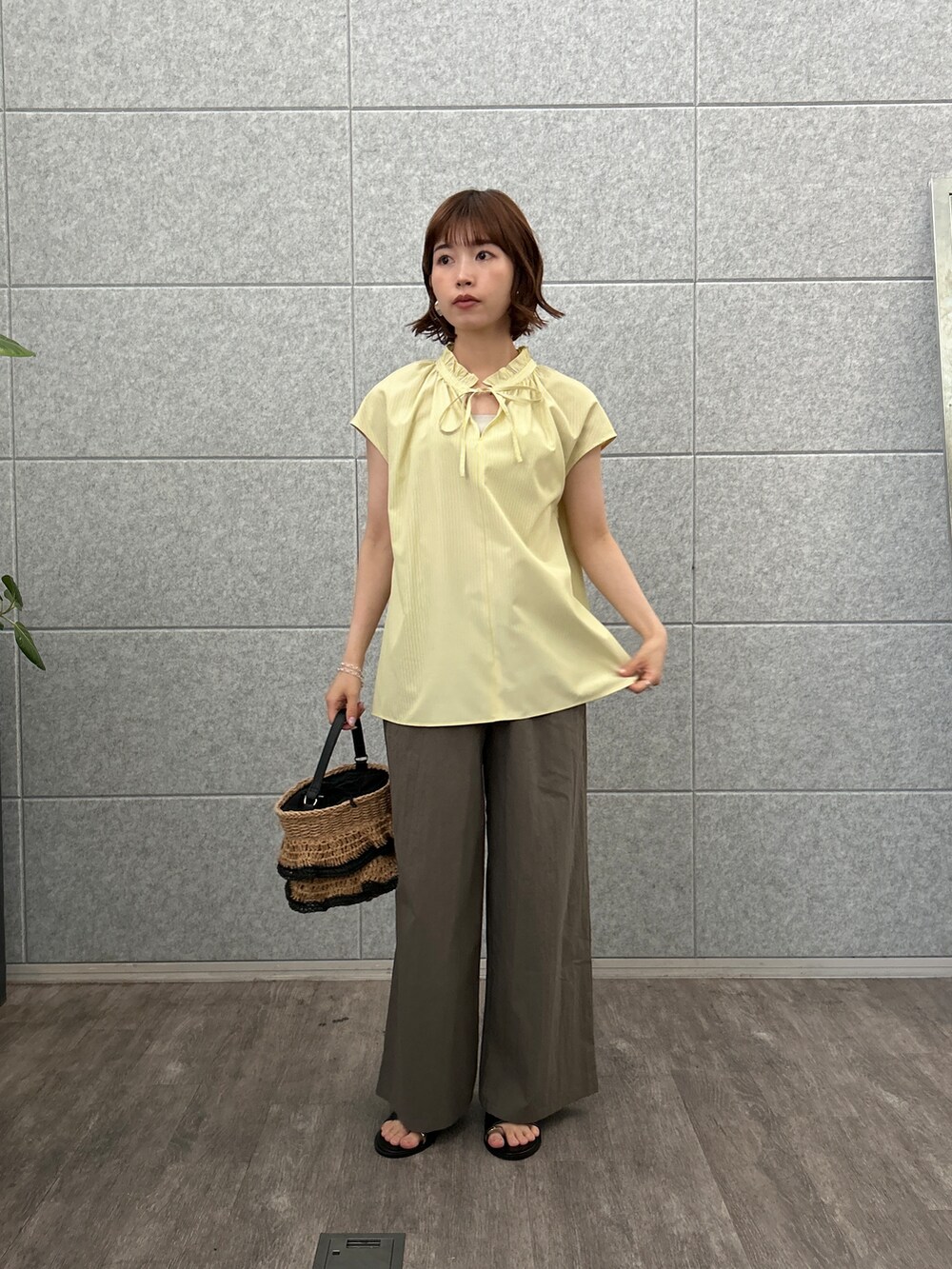 イエロー系のシャツ/ブラウス、グリーン系のその他パンツを着用したレディースの夏コーディネートの3枚目の写真