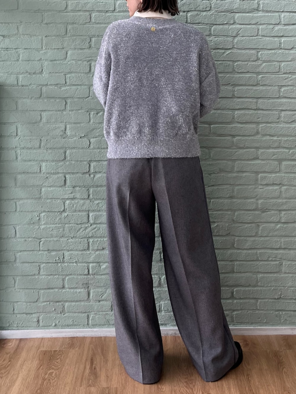 グレー系のその他パンツ、グレー系のニット/セーター、ホワイト系のシャツ/ブラウスを着用したレディースの秋コーディネートの5枚目の写真