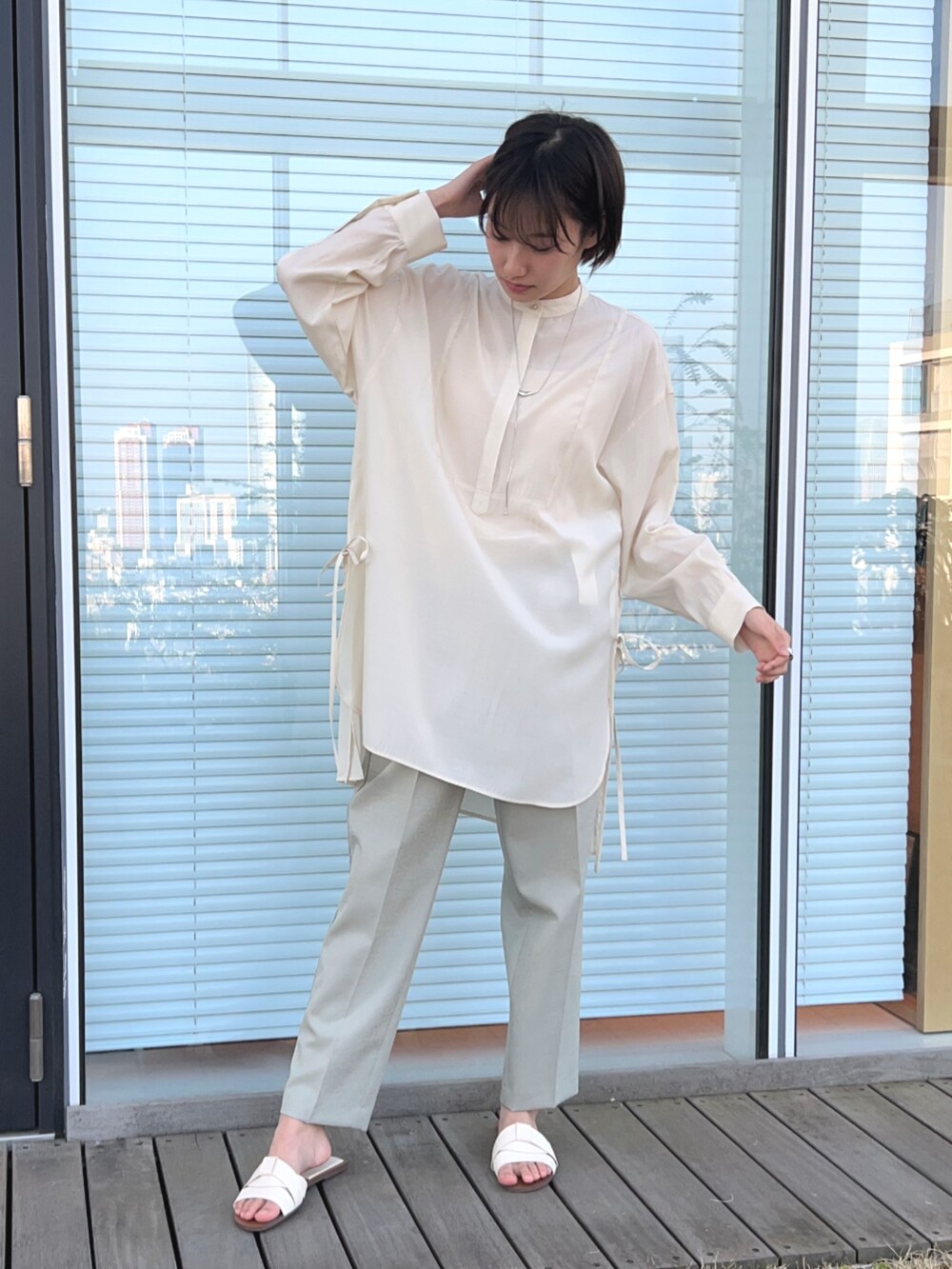 グリーン系のその他パンツ、ホワイト系のシャツ/ブラウスを着用したレディースの春コーディネートの3枚目の写真