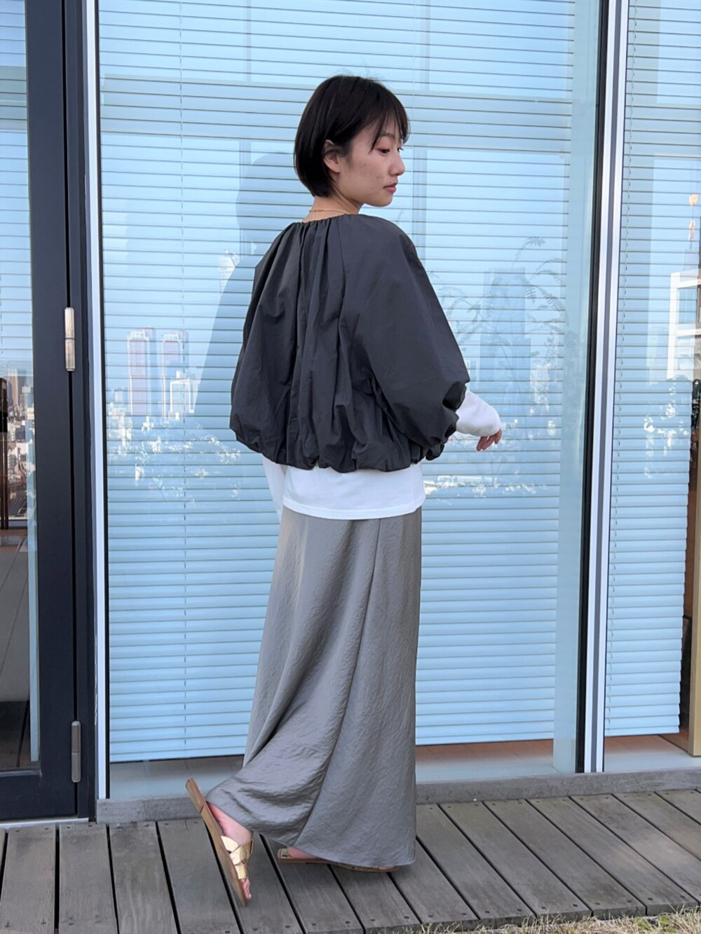 ホワイト系のTシャツ/カットソー、グレー系のブルゾン、グリーン系のスカートを着用したレディースの春コーディネートの7枚目の写真