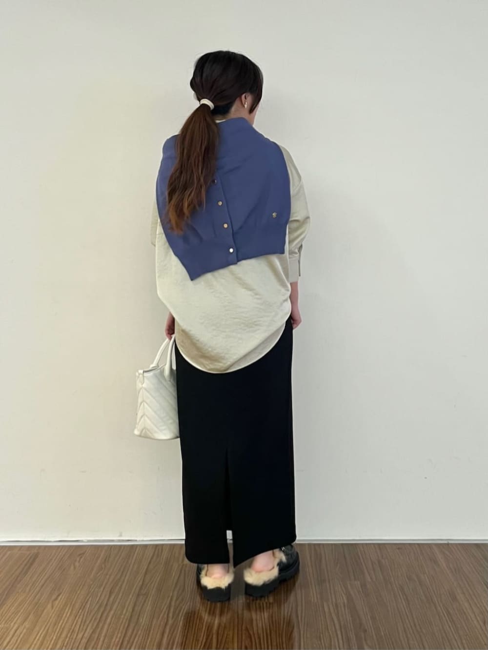 ブラック系のスカート、ベージュ系のシャツ/ブラウス、ブルー系のカーディガン/ボレロを着用したレディースの秋コーディネートの3枚目の写真