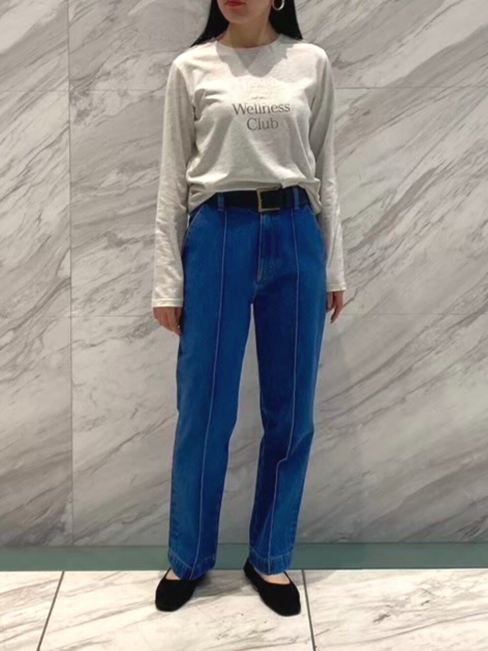 ブルー系のデニムパンツ、グレー系のTシャツ/カットソーを着用したレディースの冬コーディネートの2枚目の写真