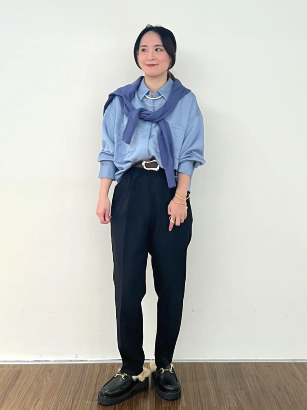 ブルー系のカーディガン/ボレロ、ブルー系のシャツ/ブラウス、ブラック系のその他パンツを着用したレディースの秋コーディネートの2枚目の写真