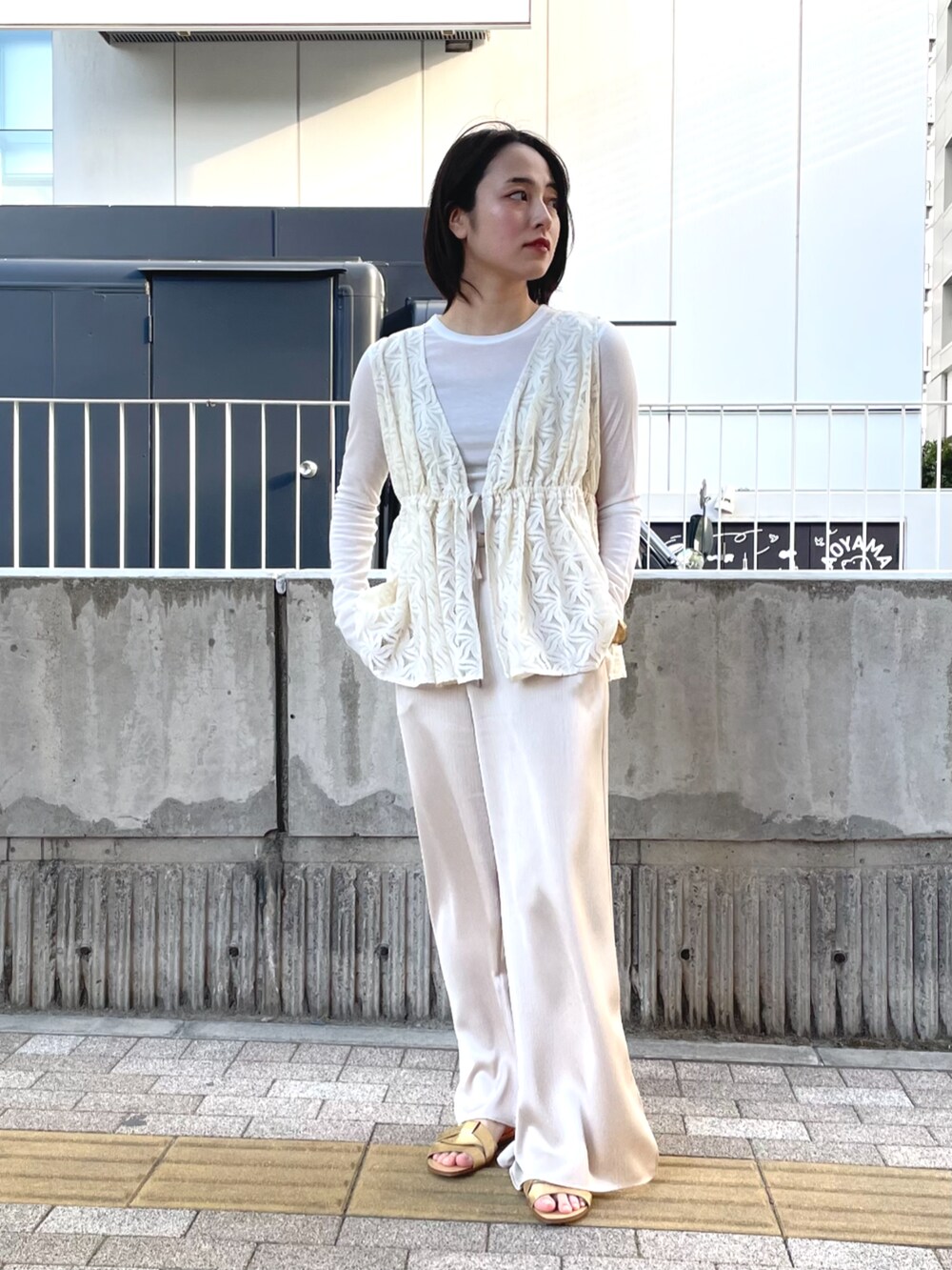 ベージュ系のその他パンツ、ホワイト系のその他トップス、ホワイト系のシャツ/ブラウスを着用したレディースの春コーディネートの2枚目の写真