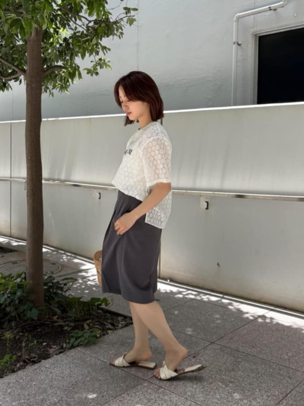 「半袖シャツ、シアートップス、ショートパンツ、休日スタイル、お出かけコーデ、サンダル、夏コーデ、オトナカワイイ、おでかけコーデ、楽チンコーデ、おでかけ服、きれいめコーディネート、レース、シアーシャツ、キレイめ」｜「cloencの【セットアップ／手洗い可】リネンブレンドハーフパンツ（その他パンツ、グレー系）」を使った、cloencさん（レディース・158cm）の夏コーディネートの3枚目の写真