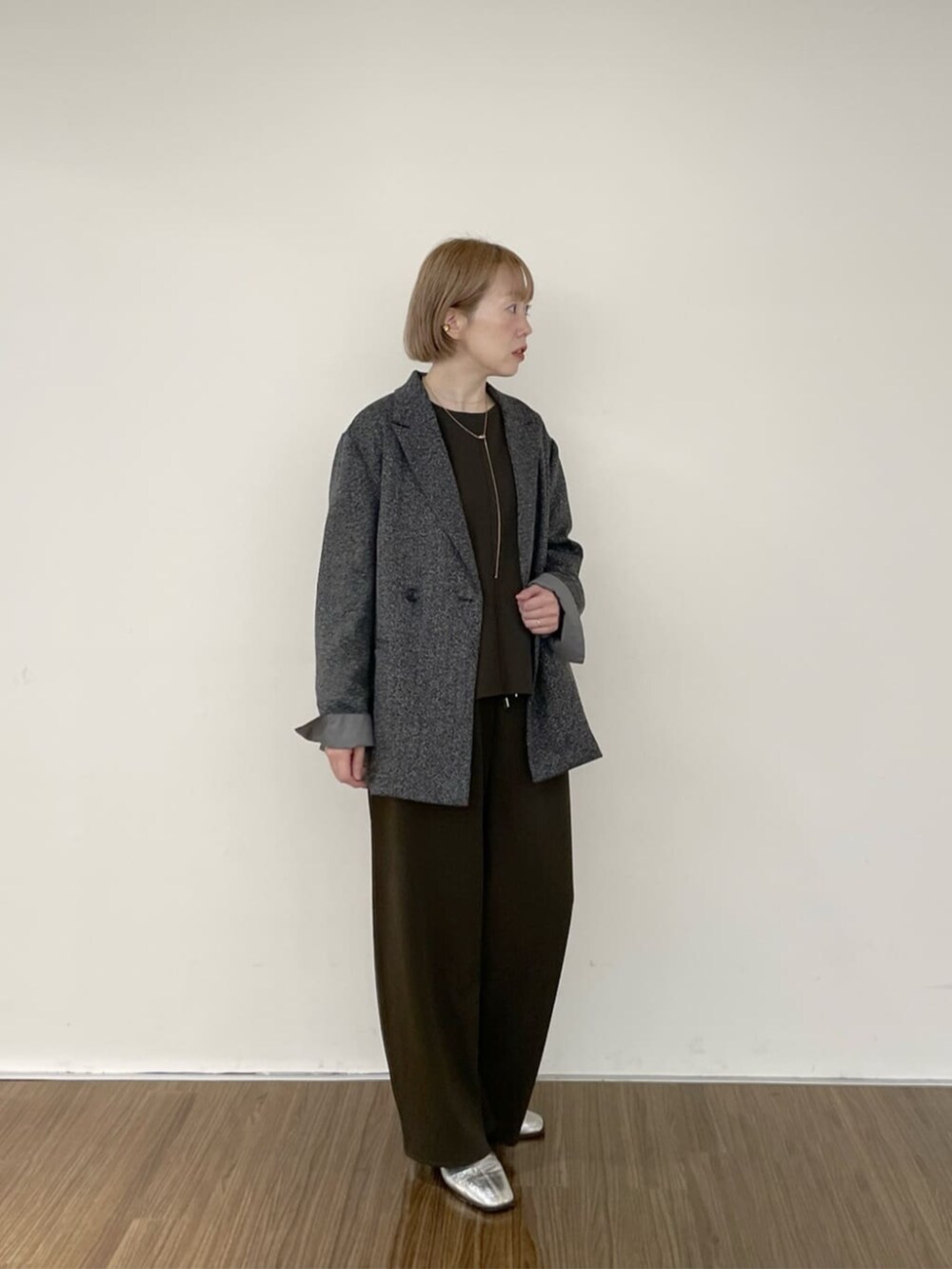 ブラウン系のその他パンツ、ブラウン系のTシャツ/カットソー、ブラック系のテーラードジャケットを着用したレディースの秋コーディネートの3枚目の写真