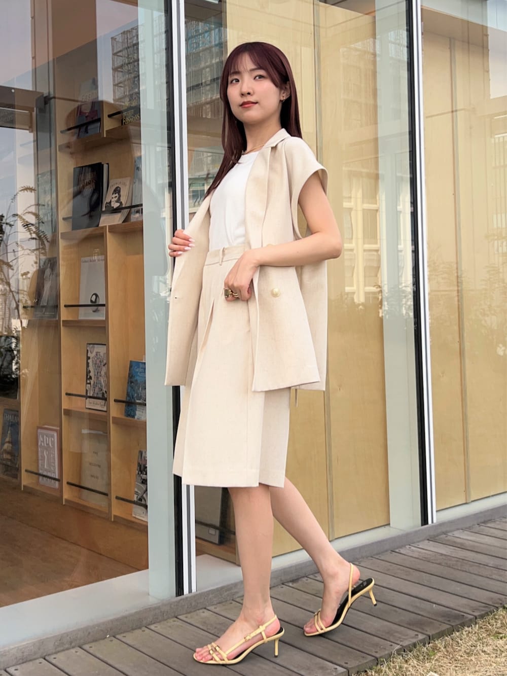 ホワイト系のタンクトップ、ホワイト系のその他パンツ、ホワイト系のテーラードジャケットを着用したレディースの春コーディネートの3枚目の写真