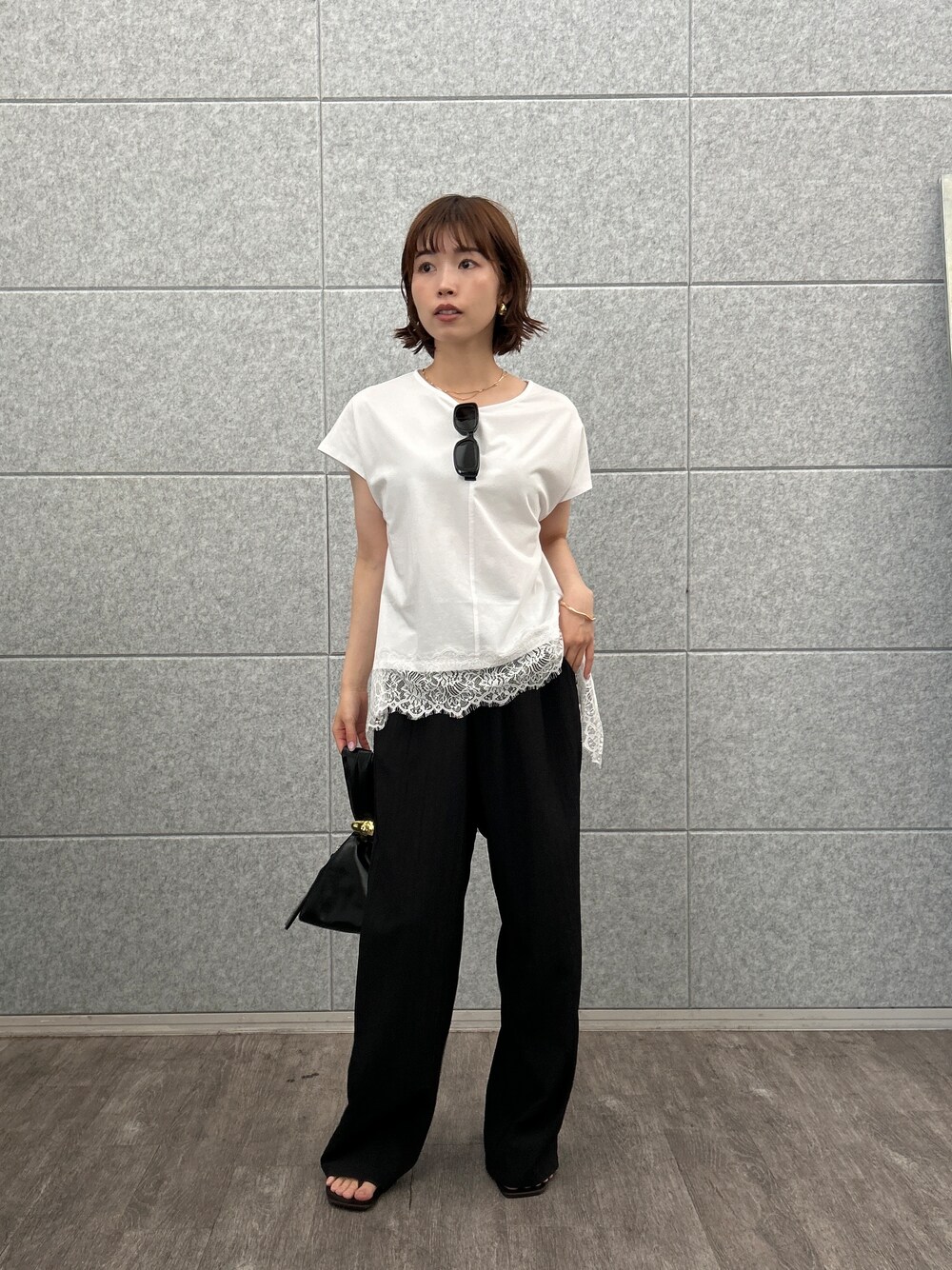 ホワイト系のTシャツ/カットソー、ブラック系のその他パンツを着用したレディースの夏コーディネートの6枚目の写真