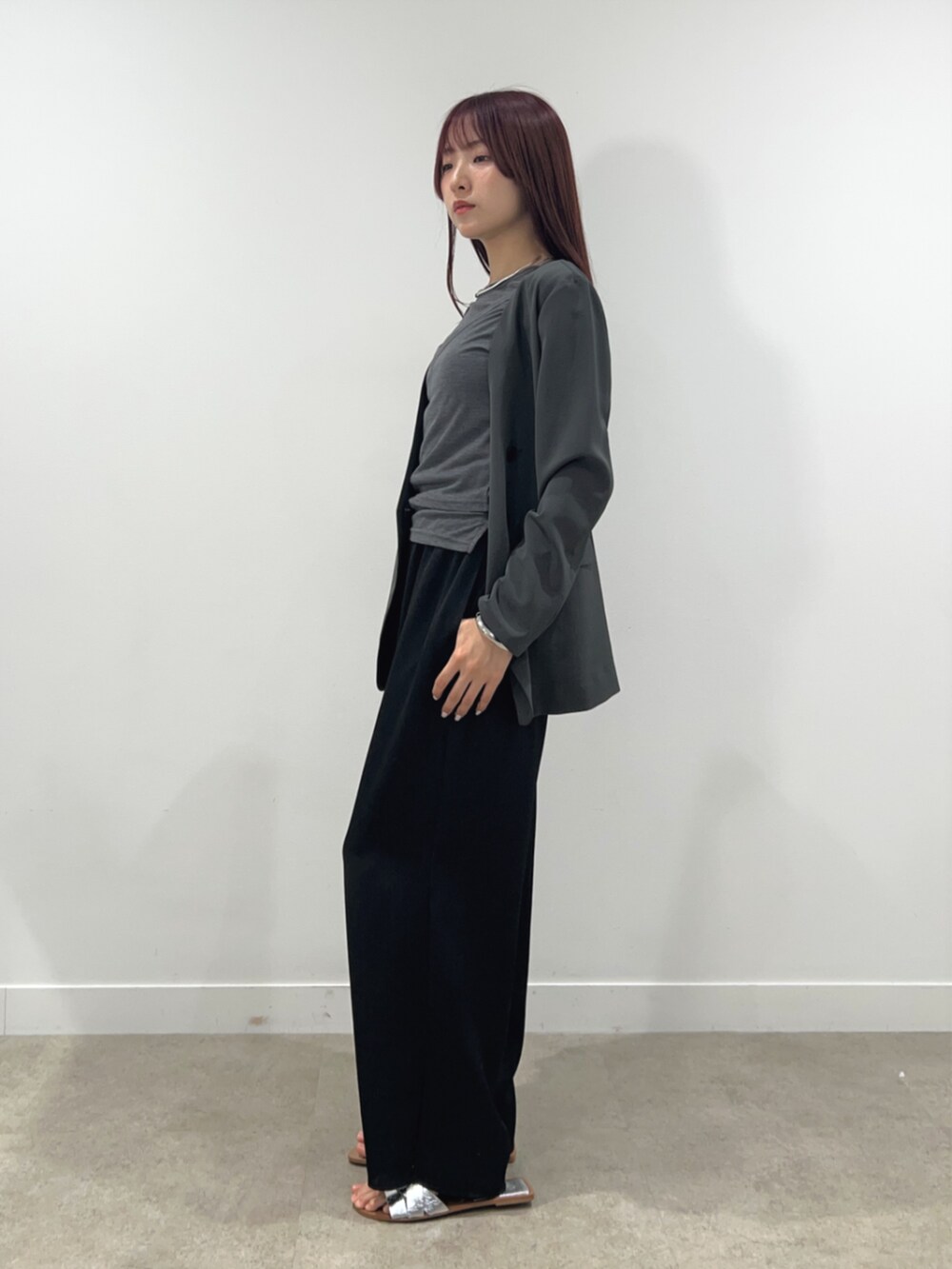 グレー系のその他トップス、ブラック系のその他パンツ、グレー系のノーカラージャケットを着用したレディースの春コーディネートの3枚目の写真