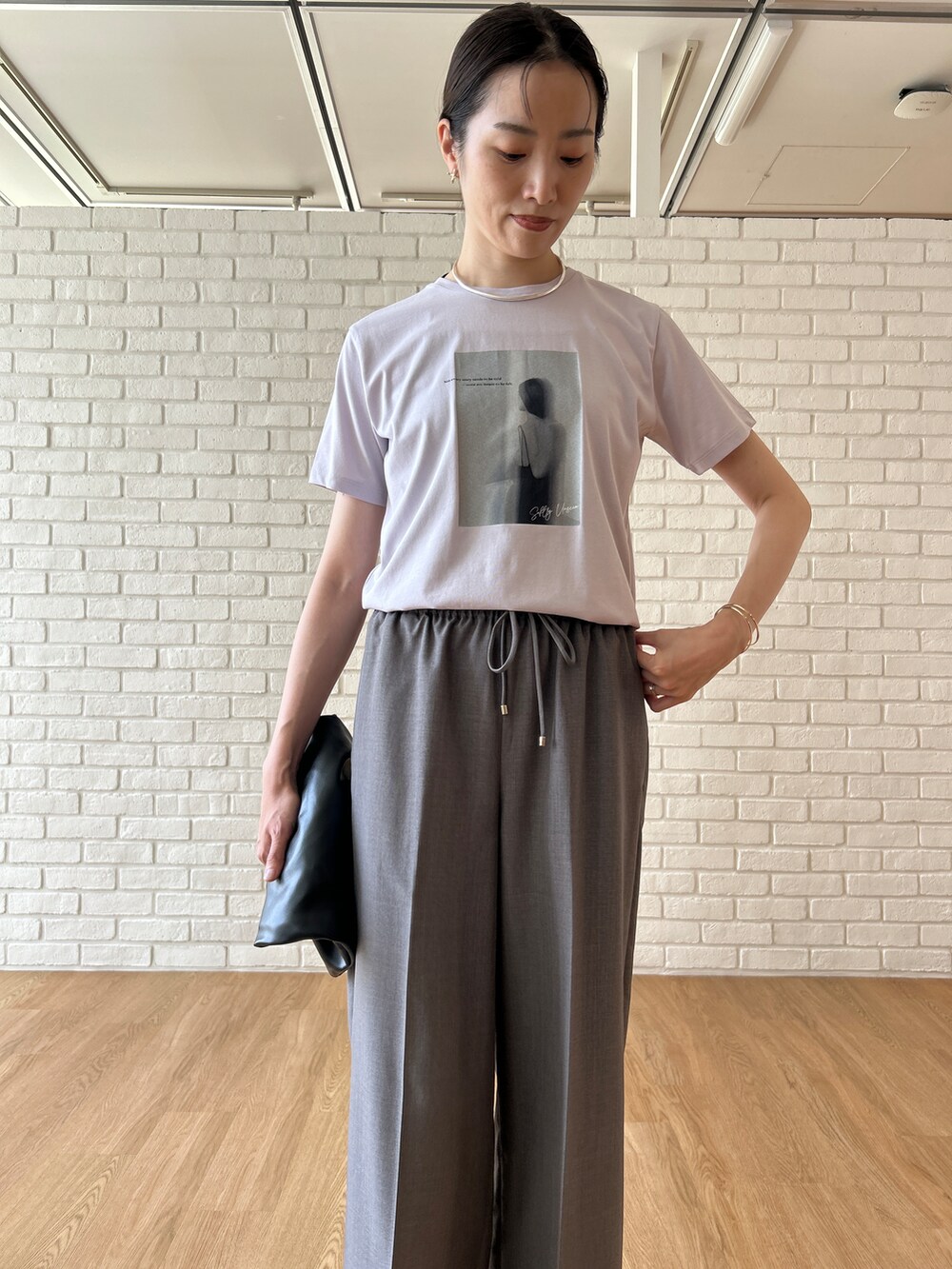 グレー系のその他パンツを着用したレディースの春コーディネートの6枚目の写真