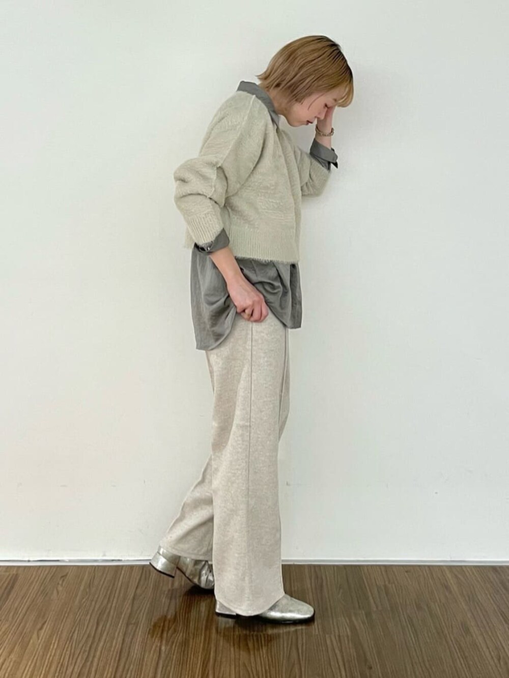 ベージュ系のその他パンツ、グレー系のニット/セーター、グレー系のシャツ/ブラウスを着用したレディースの冬コーディネートの4枚目の写真