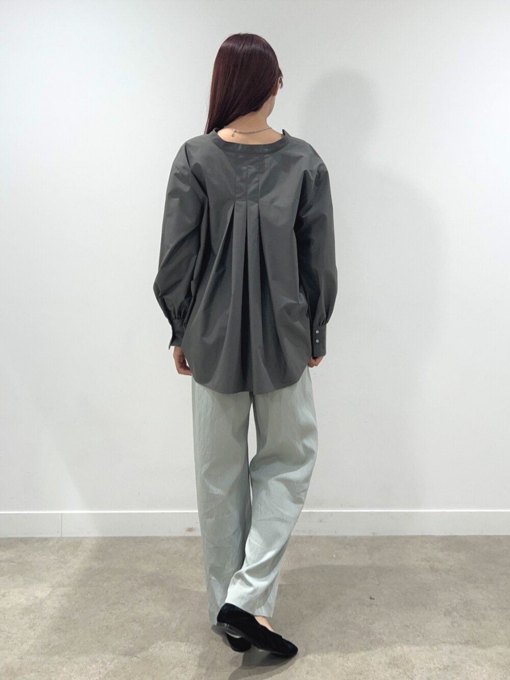 グレー系のシャツ/ブラウスを着用したレディースの春コーディネートの4枚目の写真