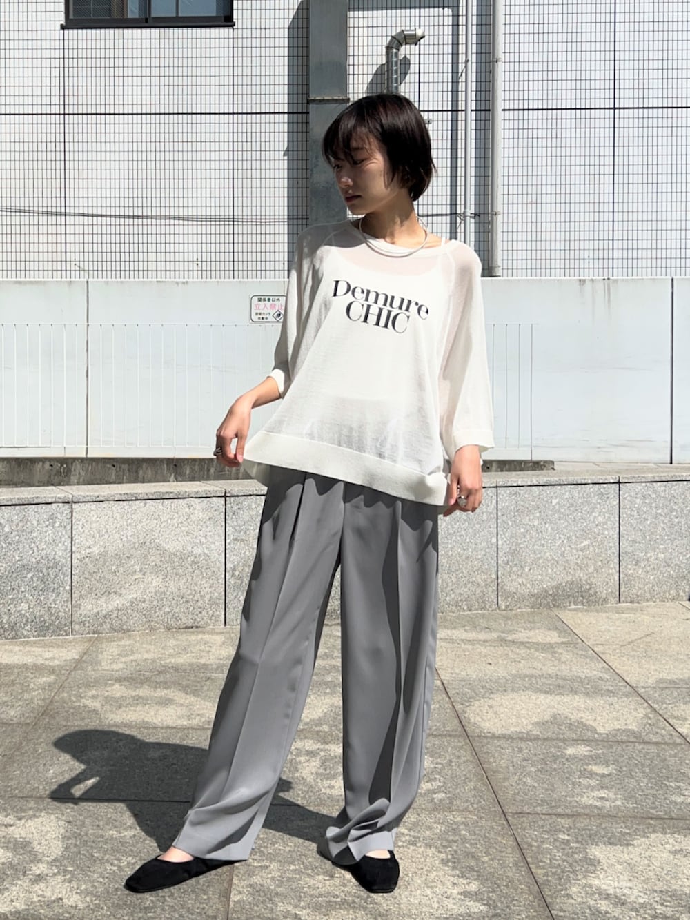 グレー系のその他パンツ、ホワイト系のニット/セーターを着用したレディースの春コーディネートの3枚目の写真