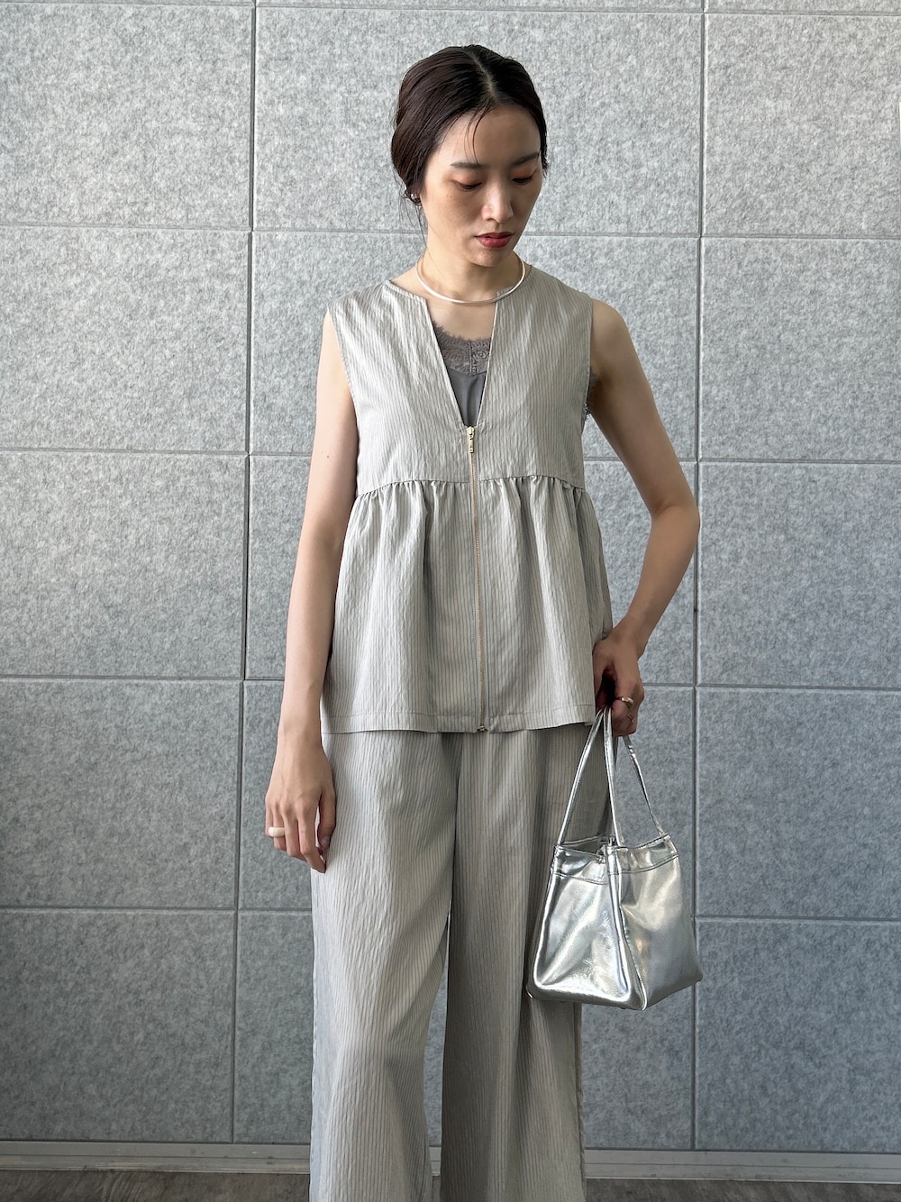 グレー系のシャツ/ブラウス、グレー系のタンクトップ、グレー系のその他パンツを着用したレディースの夏コーディネートの7枚目の写真