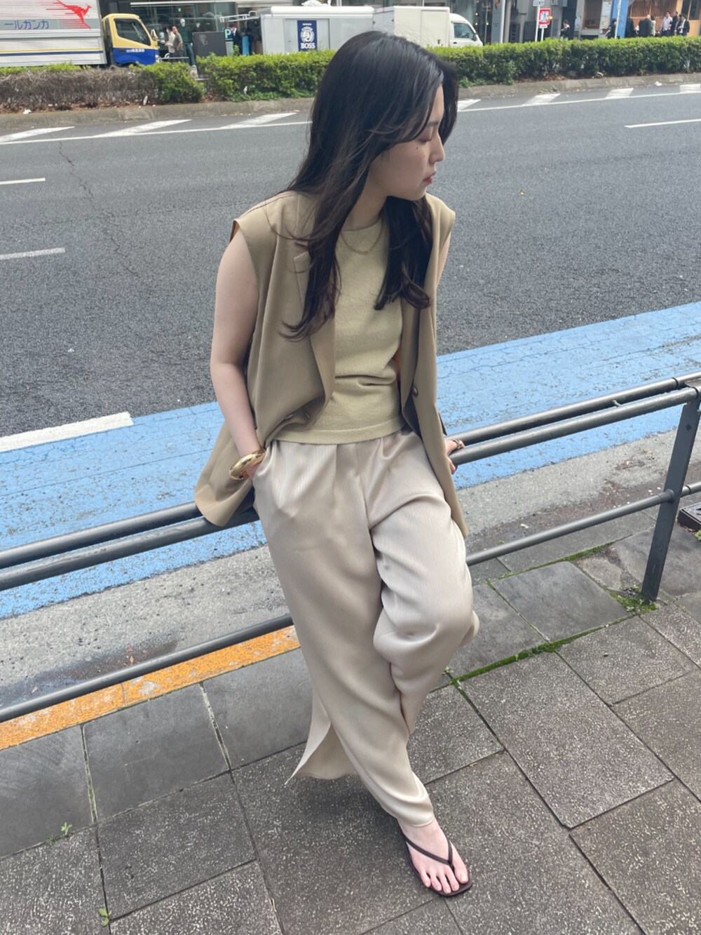 ベージュ系のその他パンツ、ベージュ系のベスト、ベージュ系のタンクトップを着用したレディースの春コーディネートの2枚目の写真