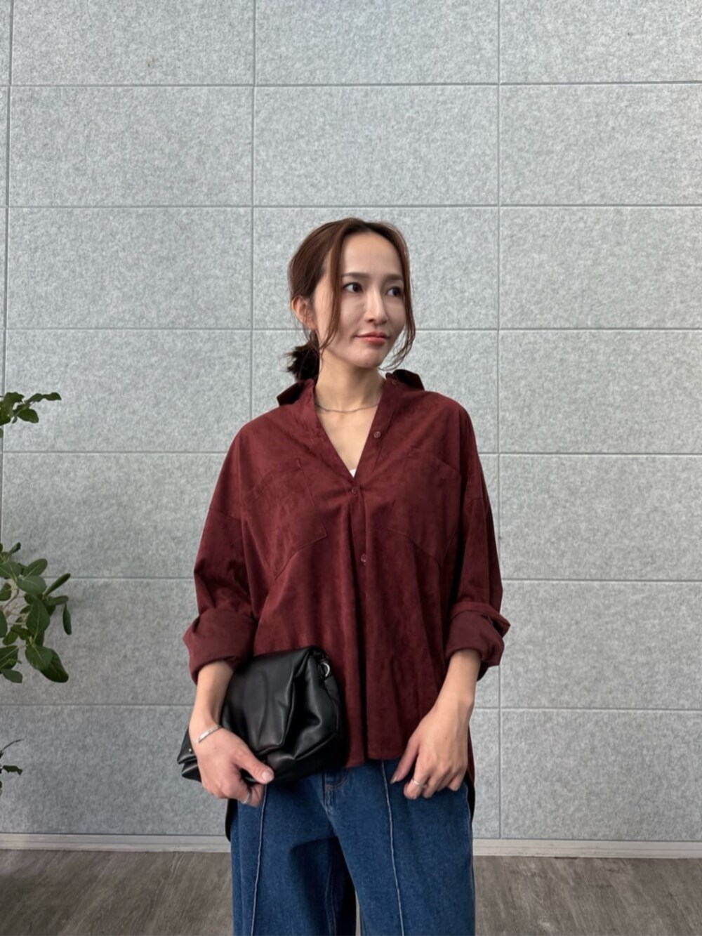 ブルー系のデニムパンツ、レッド系のシャツ/ブラウスを着用したレディースの秋コーディネートの5枚目の写真