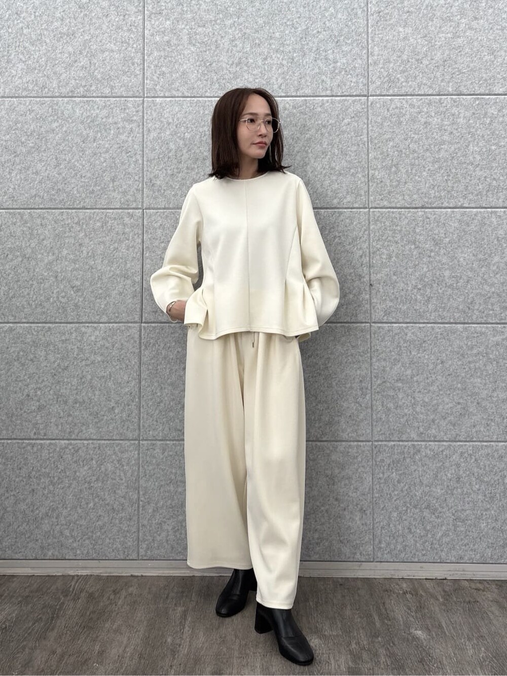 ホワイト系のTシャツ/カットソー、ホワイト系のその他パンツを着用したレディースの秋コーディネートの8枚目の写真