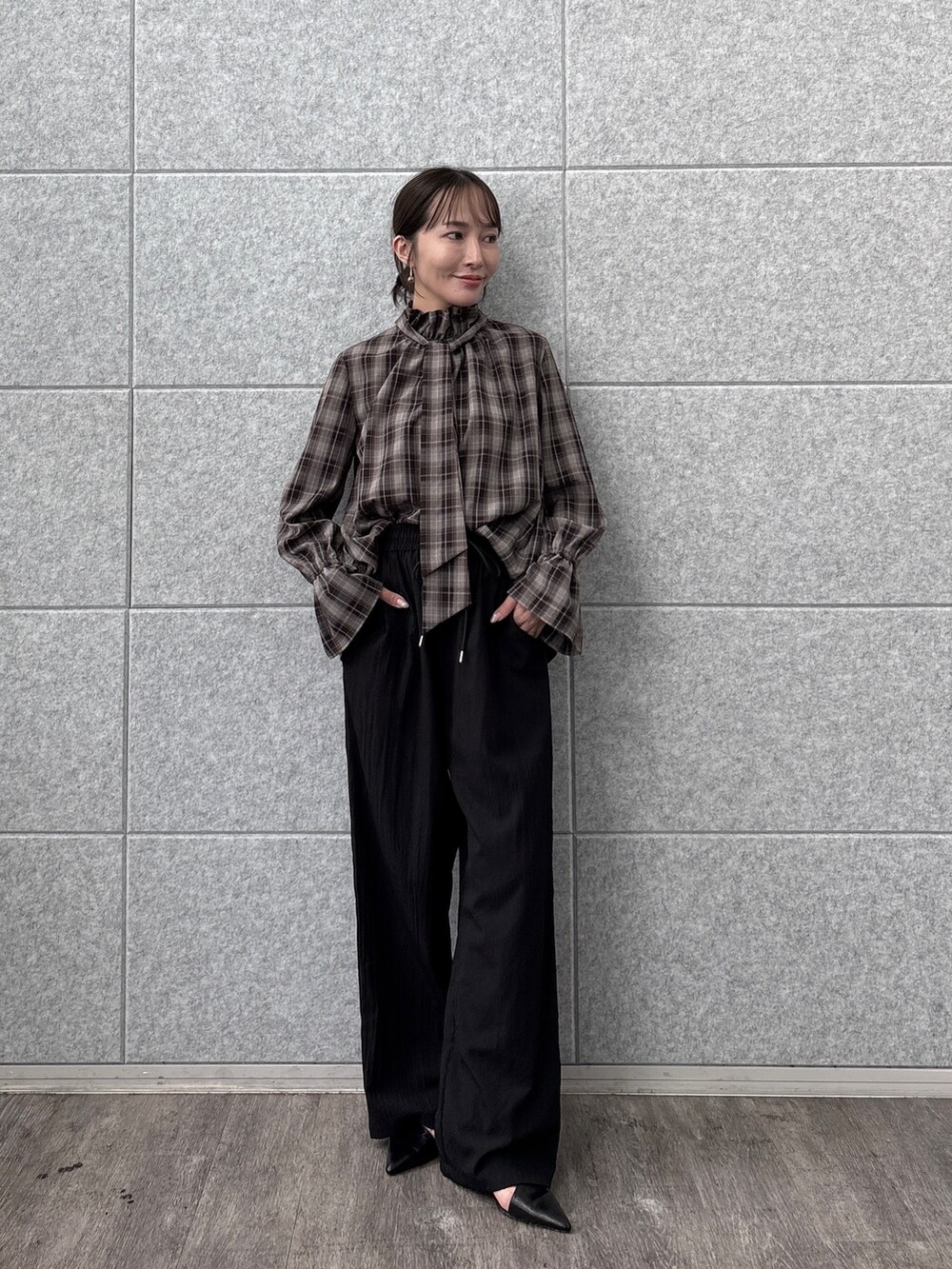 ブラック系のその他パンツを着用したレディースの夏コーディネートの2枚目の写真