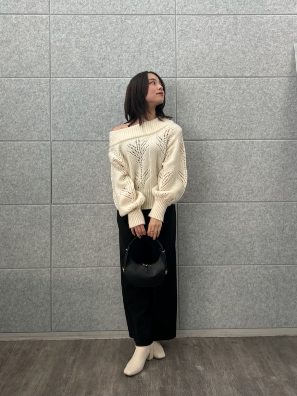 ブラック系のその他パンツ、ホワイト系のニット/セーターを着用したレディースの冬コーディネートの5枚目の写真