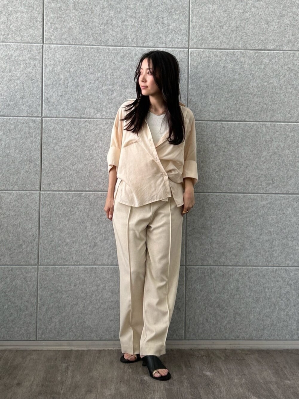 ホワイト系のタンクトップ、ホワイト系のその他パンツ、ベージュ系のシャツ/ブラウスを着用したレディースの夏コーディネートの2枚目の写真