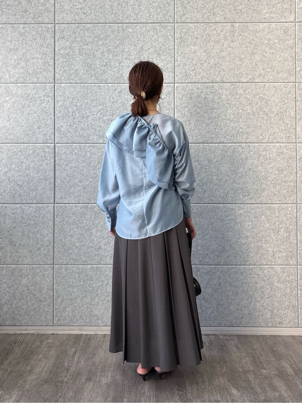 ブルー系のシャツ/ブラウス、グレー系のスカートを着用したレディースの夏コーディネートの3枚目の写真